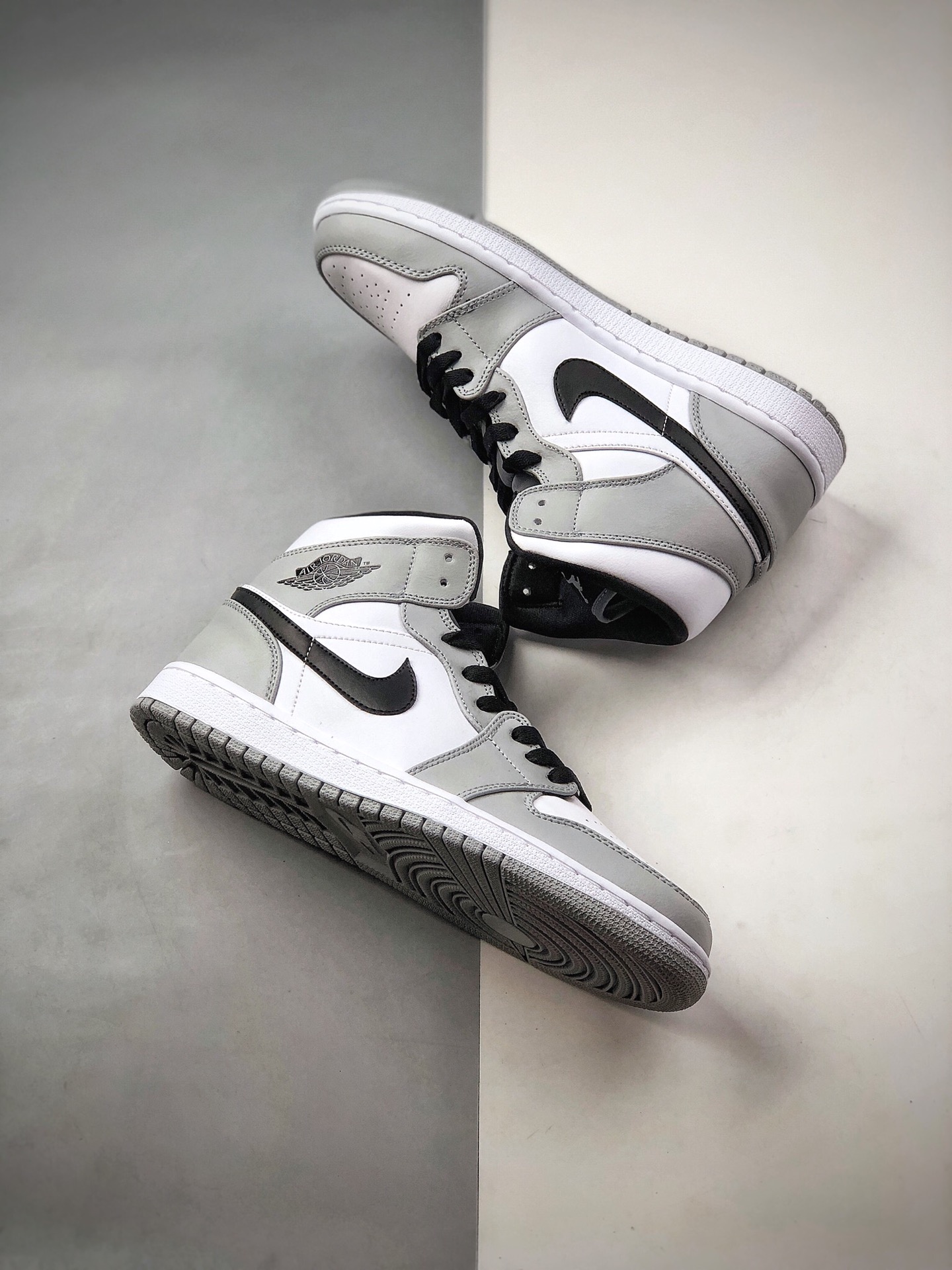 260 Air Jordan 1 Retro Mid ”Light Smoke Grey” 554724-092