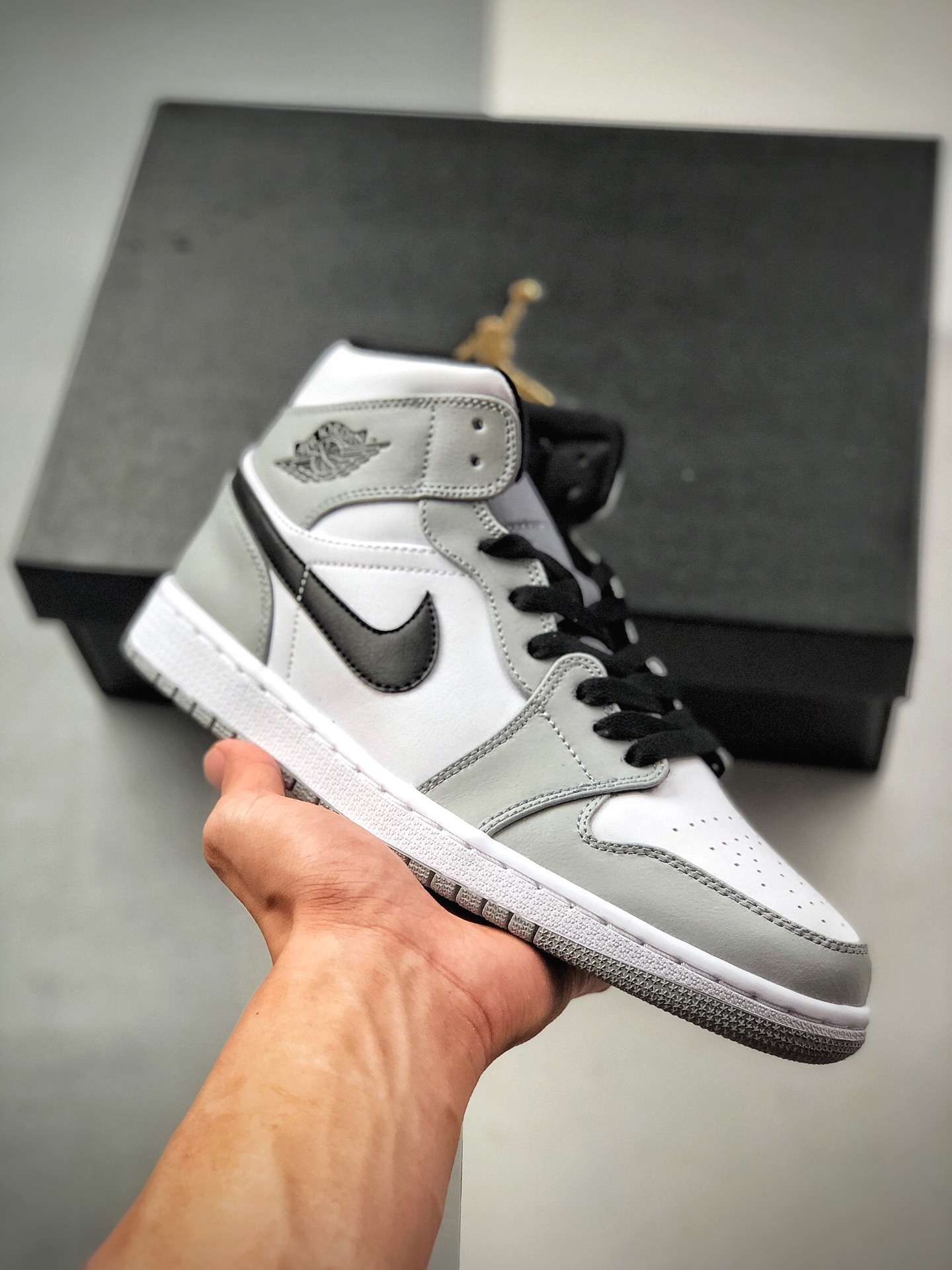 260 Air Jordan 1 Retro Mid ”Light Smoke Grey” 554724-092