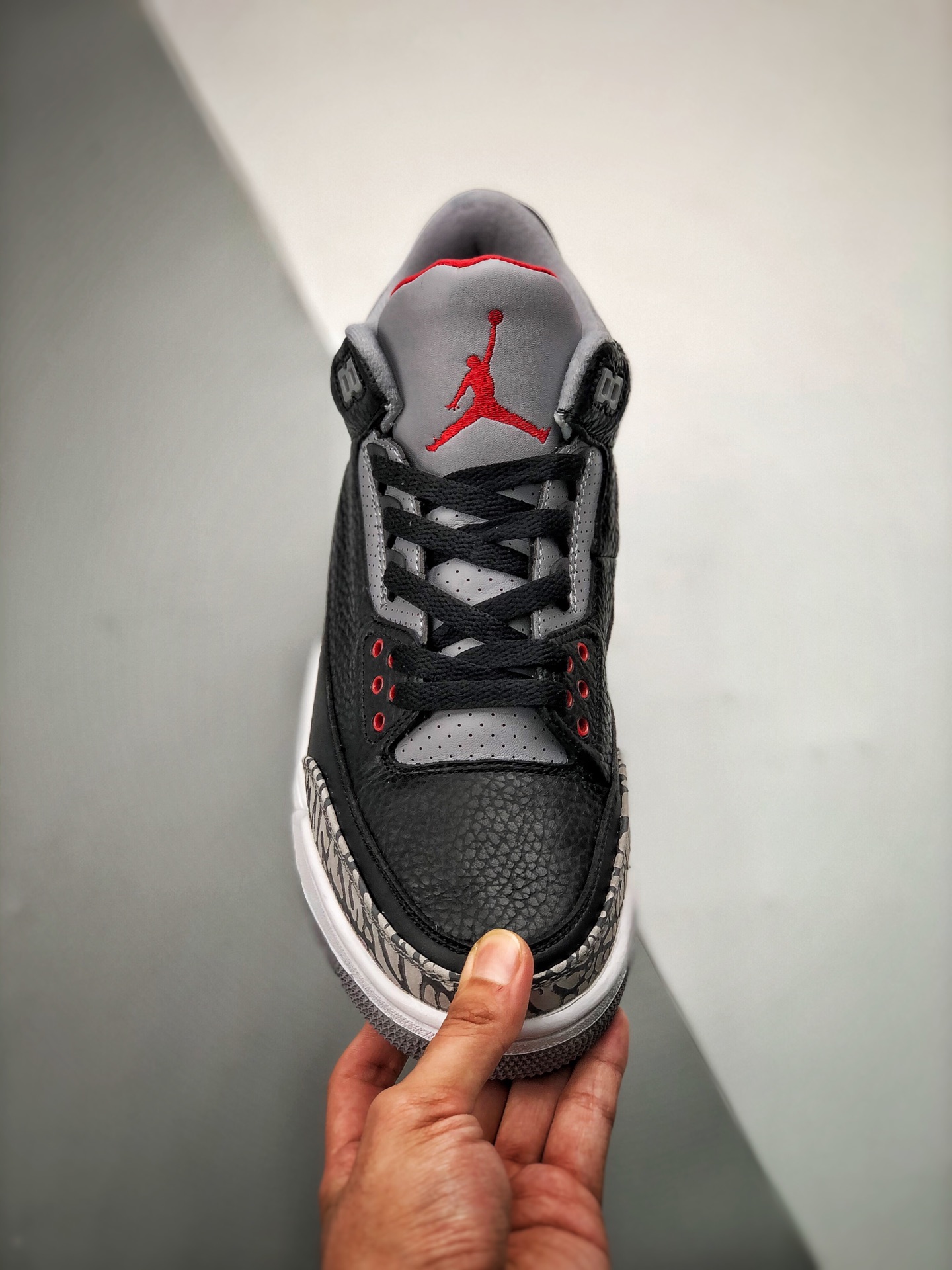 380 “Nike Air” Logo 呈现 质感出众的黑色皮革搭配经典爆裂纹