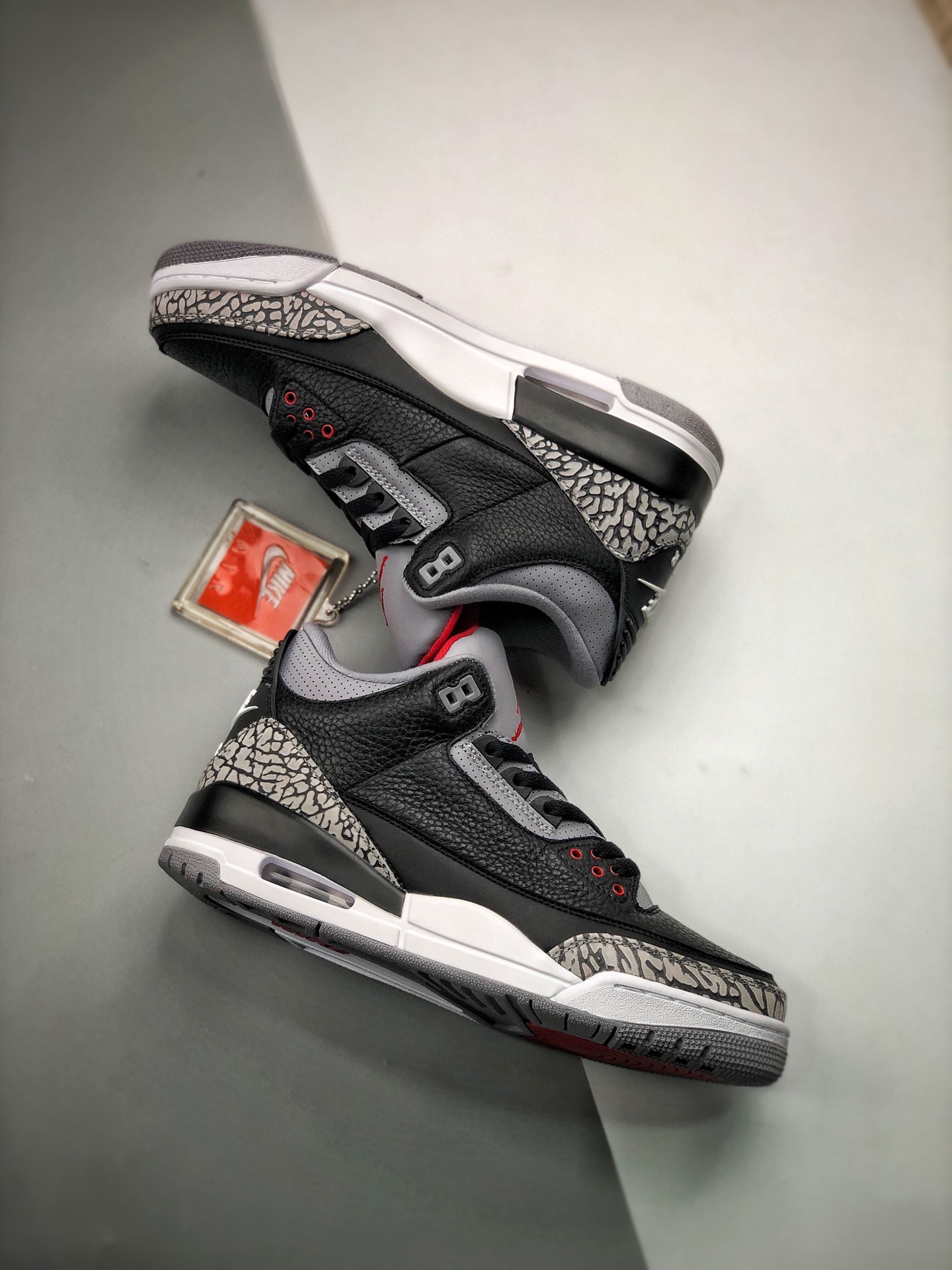 380 “Nike Air” Logo 呈现 质感出众的黑色皮革搭配经典爆裂纹