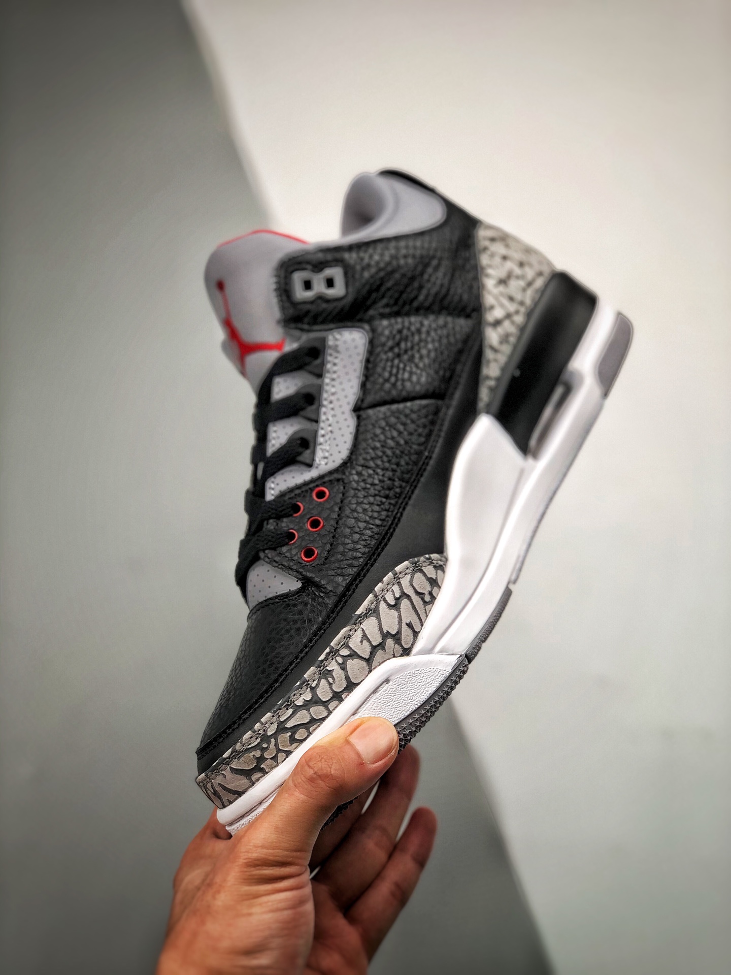 380 “Nike Air” Logo 呈现 质感出众的黑色皮革搭配经典爆裂纹