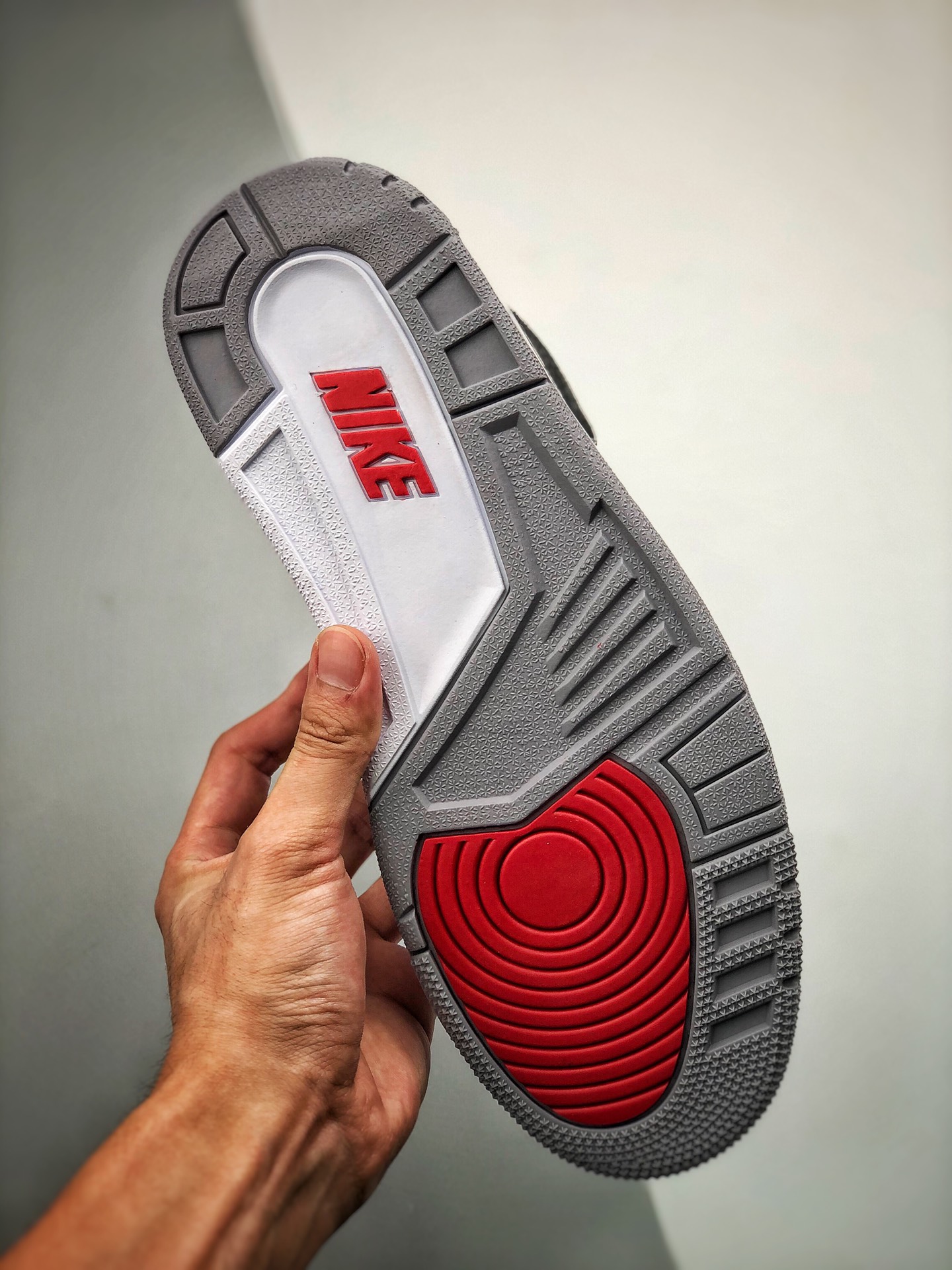 380 “Nike Air” Logo 呈现 质感出众的黑色皮革搭配经典爆裂纹