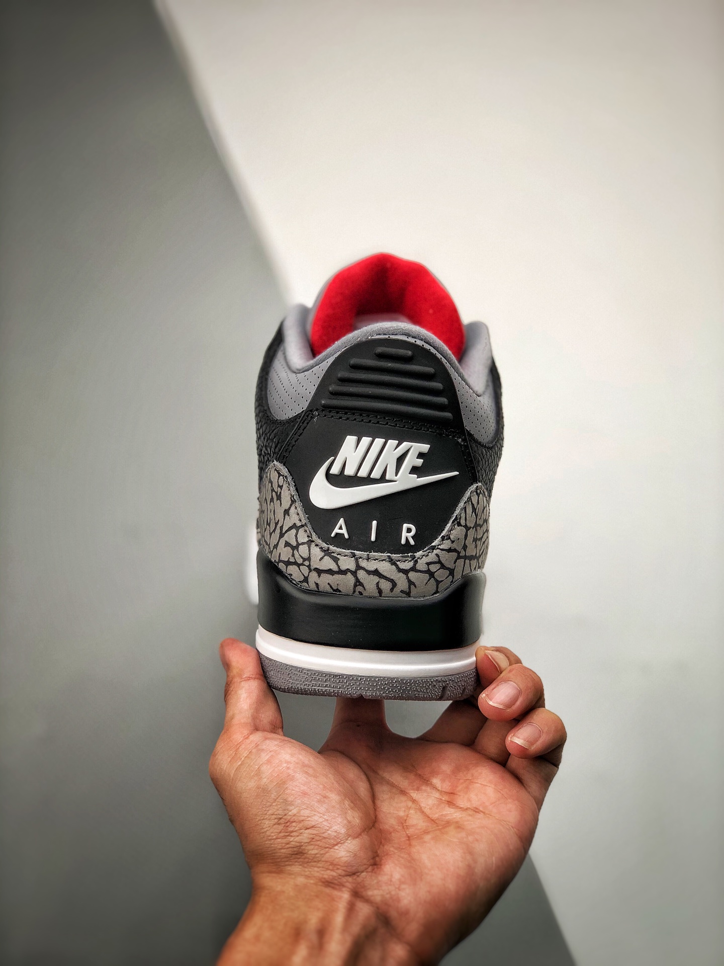 380 “Nike Air” Logo 呈现 质感出众的黑色皮革搭配经典爆裂纹
