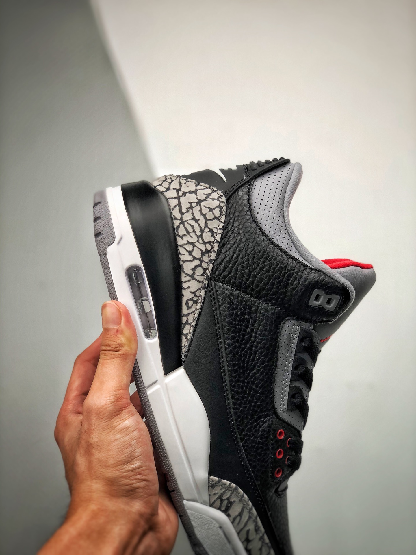380 “Nike Air” Logo 呈现 质感出众的黑色皮革搭配经典爆裂纹