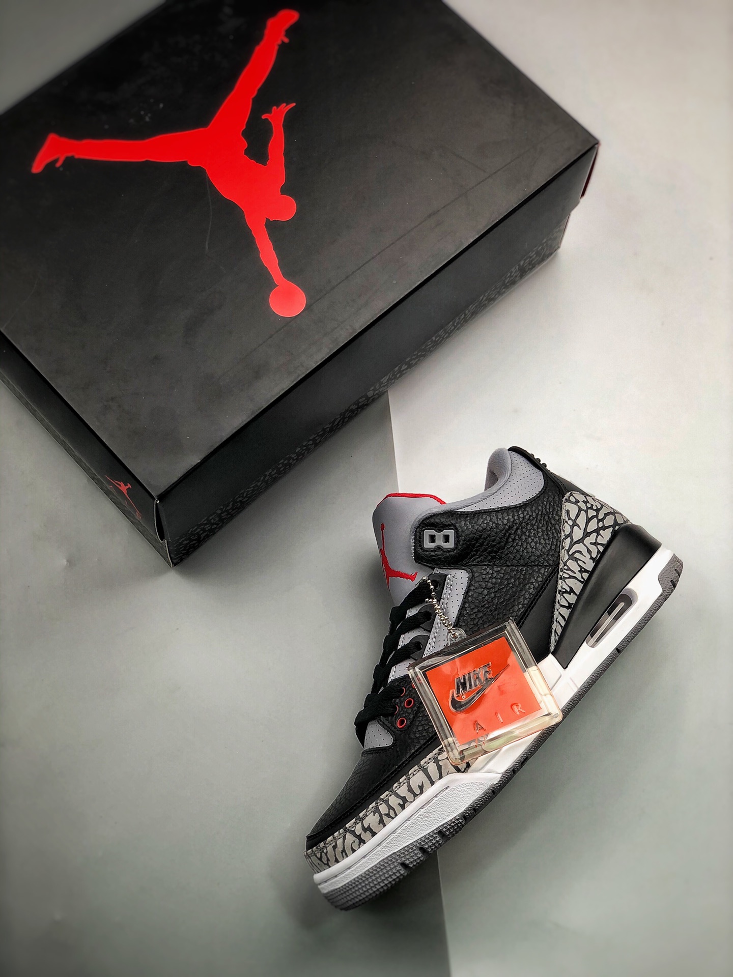 380 “Nike Air” Logo 呈现 质感出众的黑色皮革搭配经典爆裂纹
