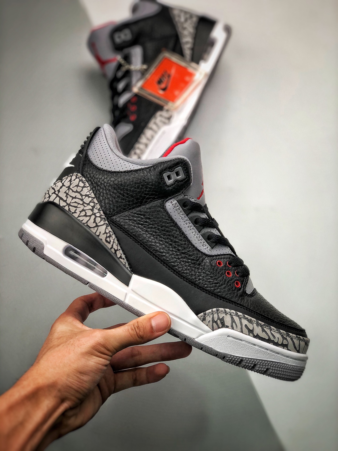 380 “Nike Air” Logo 呈现 质感出众的黑色皮革搭配经典爆裂纹