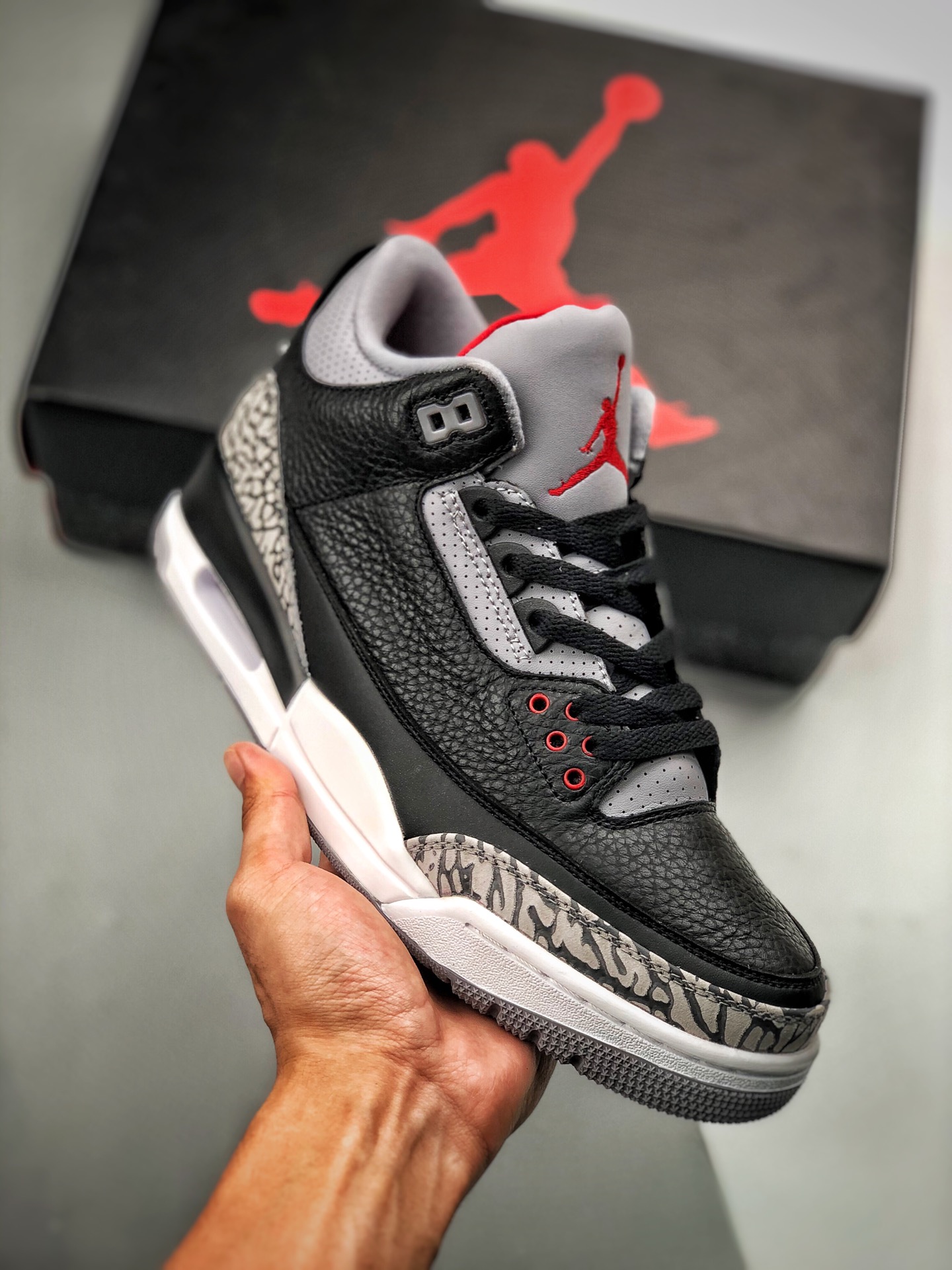 380 “Nike Air” Logo 呈现 质感出众的黑色皮革搭配经典爆裂纹