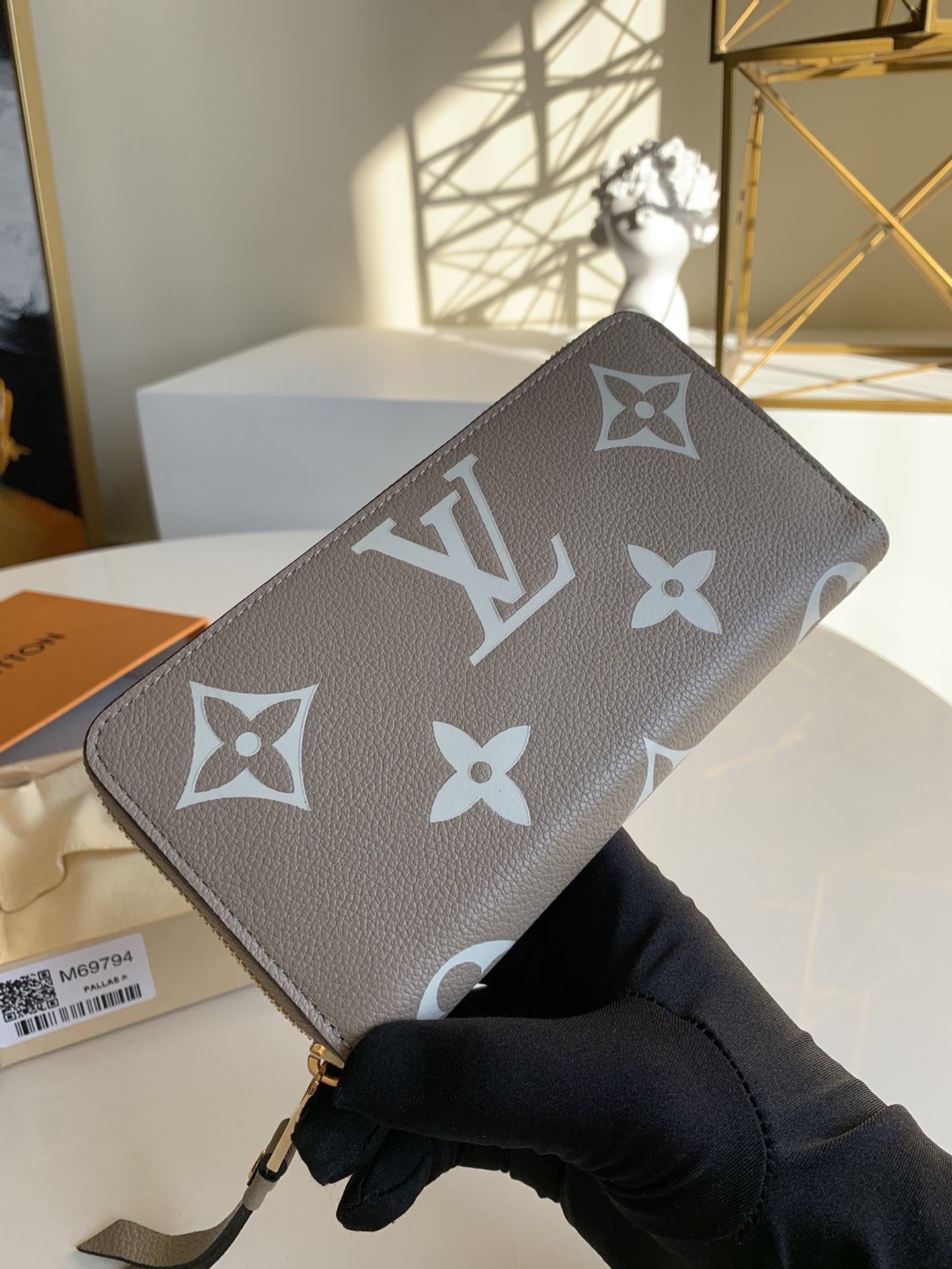 NO:396240,【Exclusive real photo M69794 apricot color】Zippy zipper wallet material Monogram Vernis painted calfskin, with the change of silver tone, the V-shaped logo is leaping in front of you, and it also has a full zipper design to provide safe protection. Monogram Vernis embossed painted calfskin calfskin lining metal parts Zipper closure Large organ compartment open banknote compartment zipper coin bag Inner patch pocket Card mezzanine size 19.5 x 10.5 x 2.5 cm.Z.380,LV [original leather],louis vuitton,cowhide19860909【独家实拍M69794杏色】Zippy 拉链钱夹取材 Monogram Vernis 漆光小牛皮,以银色调的变幻令 V 字标识跃现眼前,更有全拉链设计提供稳妥保护.Monogram Vernis 压纹漆光小牛皮小牛皮内衬金属件拉链封口大号风琴隔层开口式钞票隔层拉链零钱袋内贴袋卡片夹层尺寸19.5 x 10.5 x 2.5 cm.Z.380,LV【原厂皮】,louis vuitton,cowhide,Bag