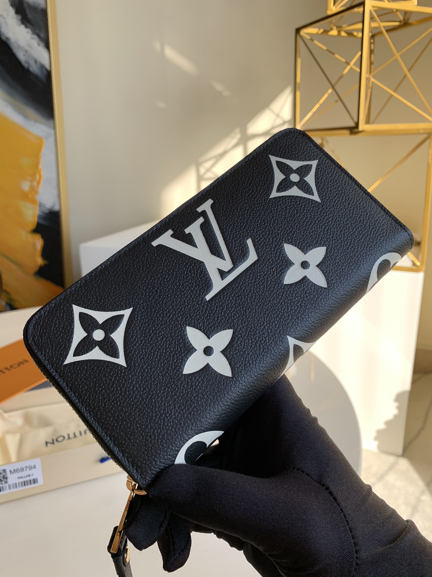 NO:396243,【Exclusive real photo M69794g color】Zippy zipper wallet material Monogram Vernis painted calfskin, with the change of silver tone, the V-shaped logo is seen in front of you, and it also has a full zipper design to provide safe protection. Monogram Vernis embossed painted calfskin calfskin lining metal parts Zipper closure Large organ compartment open banknote compartment zipper coin bag Inner patch pocket Card mezzanine size 19.5 x 10.5 x 2.5 cm.Z.380,LV [original leather],louis vuitton,cowhide19860909【独家实拍M69794克色】Zippy 拉链钱夹取材 Monogram Vernis 漆光小牛皮,以银色调的变幻令 V 字标识跃现眼前,更有全拉链设计提供稳妥保护.Monogram Vernis 压纹漆光小牛皮小牛皮内衬金属件拉链封口大号风琴隔层开口式钞票隔层拉链零钱袋内贴袋卡片夹层尺寸19.5 x 10.5 x 2.5 cm.Z.380,LV【原厂皮】,louis vuitton,cowhide,Bag