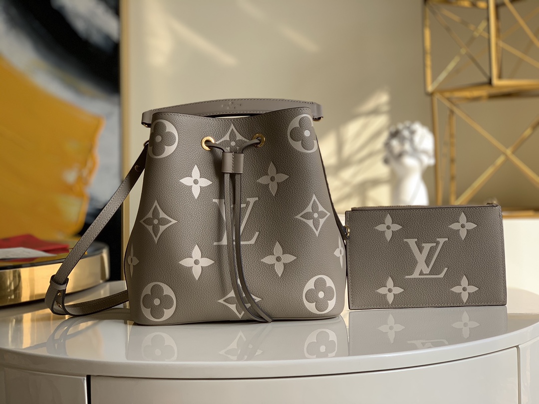 NO:396261,【Exclusive real photo M45555】M45497 This NéoNoé medium bucket bag prints and dyes LV letters and Monogram flowers first and then imprints on leather, confusing the vision with a striking look. The inner bag can properly place valuables, and the adjustable shoulder straps can be used to shoulder or crossbody. Detailed features 26.0 x 26.0 x 17.5 cm (Length x Height x Width) Embossed grained cowhide grained cowhide microfiber lining metal parts Central zipper bag compartment metal eye straps can be removable, adjustable strap half length 31.0 cm Bag half length adjustable to 54.0 cm Handle single handle, removable W.,LV [Original leather],louis vuitton,cowhide19860909【独家实拍M45555】M45497 本款 NéoNoé 中号水桶包将 LV 字母和 Monogram 花卉先印染后压印于皮革,以瞩目观感迷惑视觉.内袋可妥善安置贵重物品,可调节肩带实现肩背或斜挎.详细特征26.0 x 26.0 x 17.5 厘米 (长 x 高 x 宽) 压纹粒面牛皮粒面牛皮饰边超细纤维内衬金属件中央拉链袋隔层金属孔眼肩带可拆卸,可调节包带半长31.0 厘米包带半长可调至54.0 厘米手柄单手柄,可拆卸 W.,LV【原厂皮】,louis vuitton,cowhide,Bag