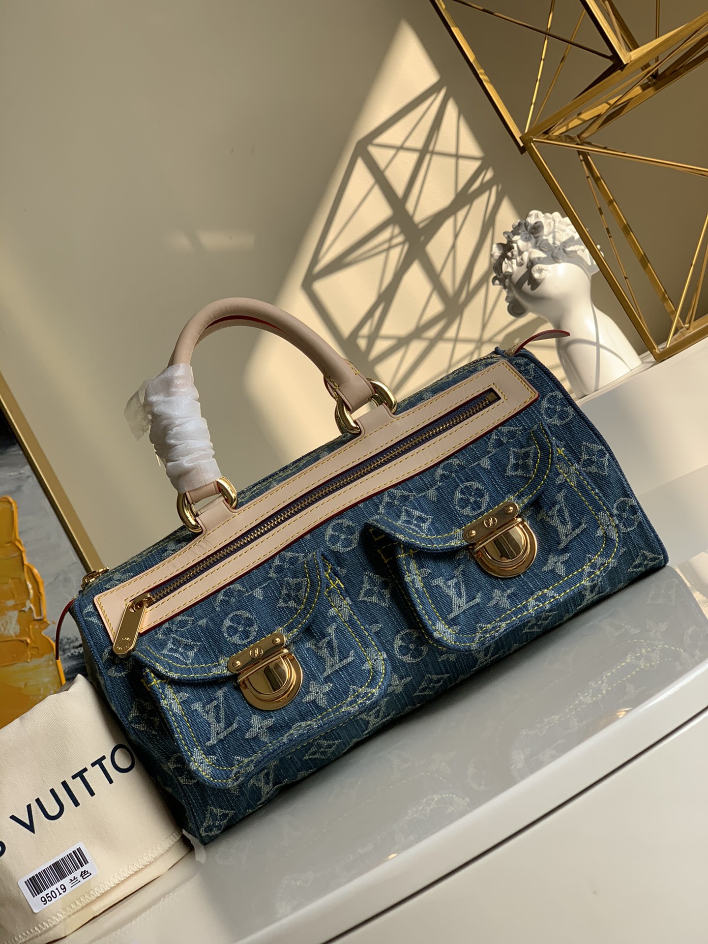 NO:396238,[Exclusive real shot M95019] There are many medieval models in recent years, especially the denim embroidery series are very popular. The denim elements do not need to be considered outdated at all, and they are stylish no matter how they match them, which is invincible and fashionable. The recommended medieval handbag today is one that you can't miss. Original color denim canvas jacquard, customized hardware. Size 30x17x15cm X., LV [original leather], louis vuitton19860909【独家实拍M95019】近年出了好多中古款,特别是牛仔绣花系列深受欢迎,牛仔元素完全不用考虑过时,而且无论怎么搭配都有范,无敌洋气. 今天推荐的这款中古手提包就是不能错过的一个.原色牛仔帆布提花,定制五金. 尺寸30x17x15cm X.,LV【原厂皮】,louis vuitton,Bag