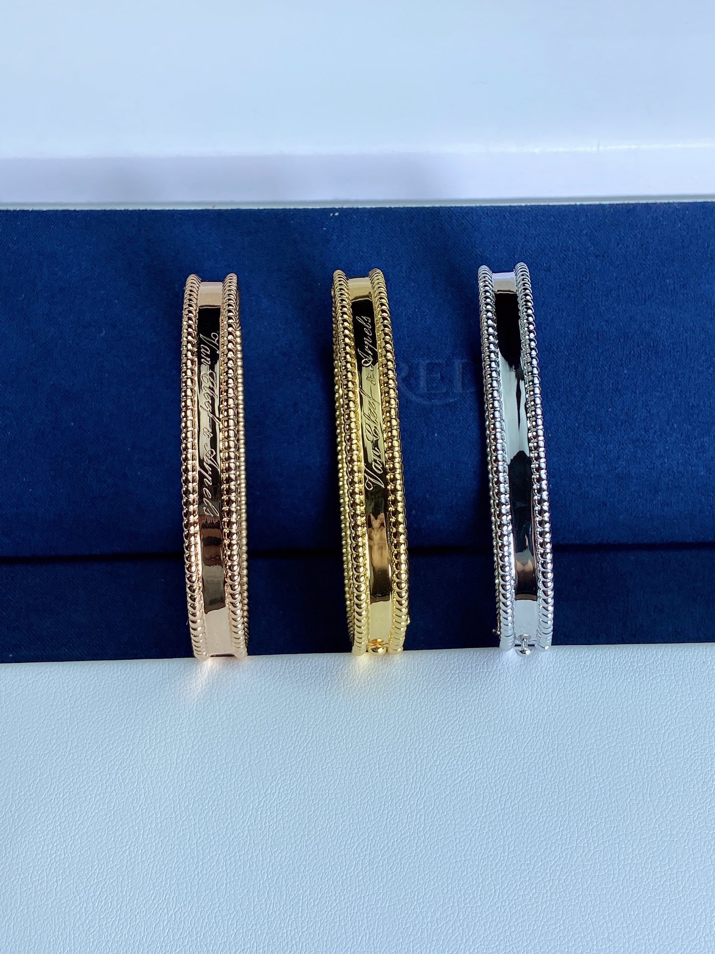Bracciale rigido firmato Van Cleef Arpels Perlee in oro rosa 18 carati, oro giallo 18 carati, oro bianco 18 carati, senza pietre preziose, circonferenza interna di 17 cm.