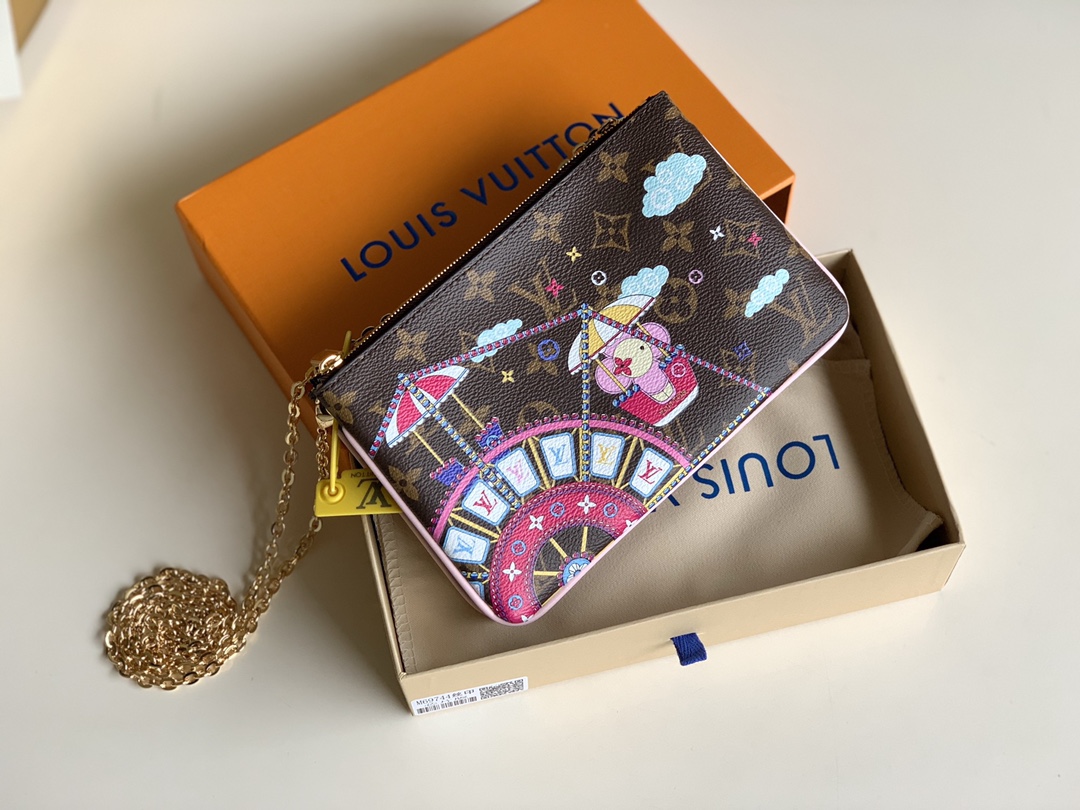 NO:396244,【M69744 Silk Print Double Pack】POCHETTE DOUBLE ZIP Chain Pack Pochette Double Zip Chain Pack is made of Damier Ebene canvas and pink leather trim configuration, embellishing cloud print. It contains zipper bag and central pocket for easy access and storage. 20.0x 12.5x 3.0 cm U.,LV [original leather],louis vuitton19860909【M69744丝印 双包胎】POCHETTE DOUBLE ZIP 链条包 Pochette Double Zip 链条包选用 Damier Ebene 帆布和粉色皮革饰边构型,点缀 云朵印花.内含拉链袋和中央口袋,便于取放物品.20.0x 12.5x 3.0 cm U.,LV【原厂皮】,louis vuitton,Bag
