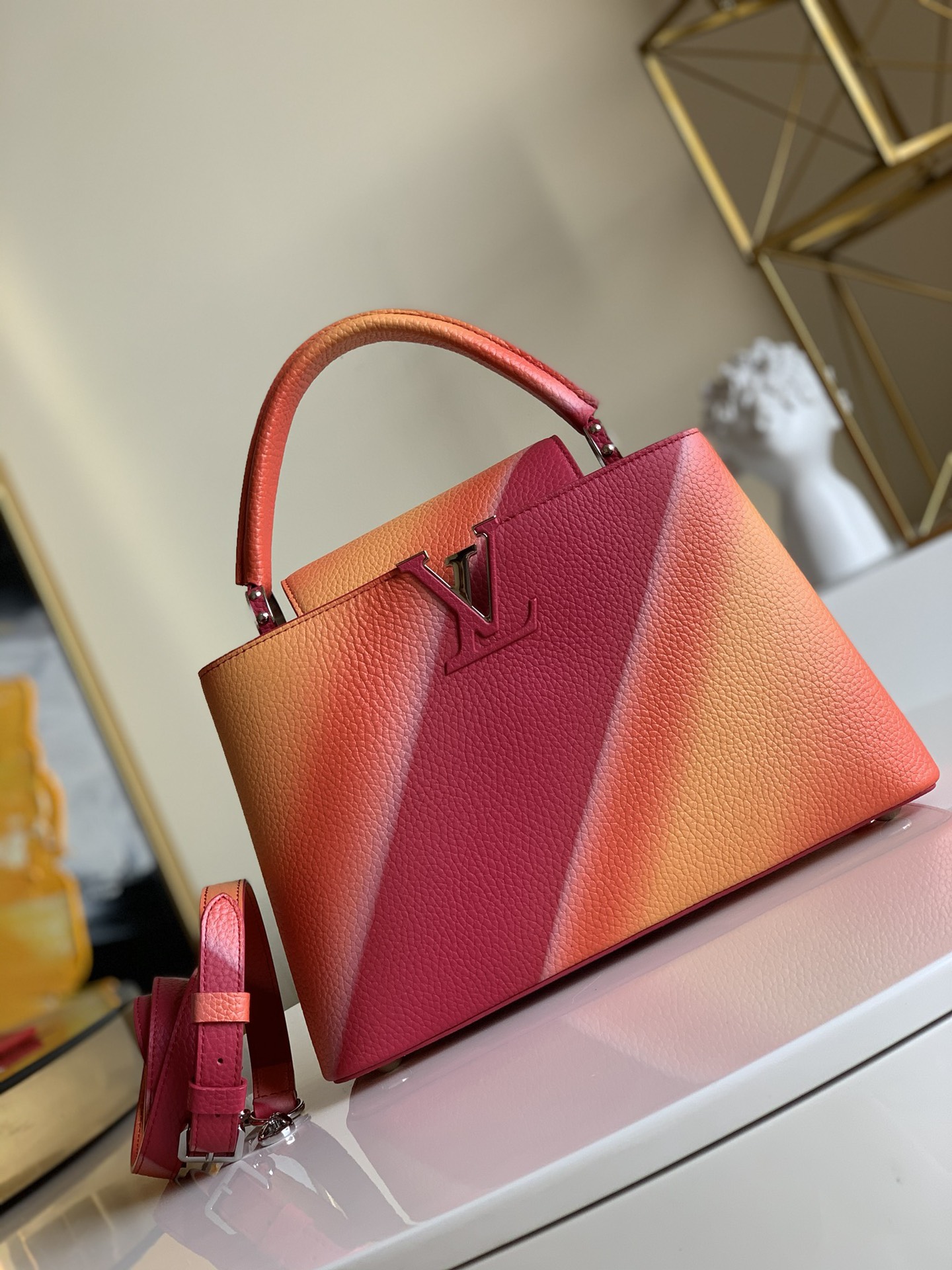 NO:396253,【Exclusive real photo M55375 orange and red】 Gradient color Capucines medium-sized handbags are rendered colorful in Taurillon leather, breaking the dullness of winter clothes with a bright pen. Modern inkjet printing technology depicts a gorgeous deep diving overlap for the bag body, and the top handle and removable shoulder straps achieve multiple ways to carry. Taurillon cowhide Taurillon cowhide calfskin lining handle, can be removed by hand or elbow, adjustable shoulder straps, shoulder or crossbody flap can be placed on the inside or outside spring buckle to prevent items from sliding. 4 metal bottom nail size 31.5-20-11 K.,LV [original leather],louis vuitton,cowhide19860909【独家实拍M55375橙红】 渐变色本款 Capucines 中号手袋于 Taurillon 皮革渲染缤纷色彩,以明亮之笔打破冬日着装的沉闷.现代喷墨印制技术为包身描绘绚烂的深潜交叠,顶部手柄与可拆卸肩带实现多种背携方式.Taurillon 牛皮Taurillon 牛皮饰边小牛皮内衬手柄,可手提或肘挎拆卸、可调节肩带,可肩背或斜挎翻盖可置于内侧或外侧弹簧扣防止物品滑落4 颗金属底钉尺寸31.5-20-11 K.,LV【原厂皮】,louis vuitton,cowhide,Bag