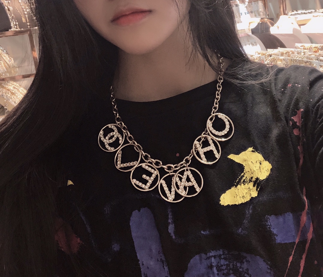 香奈儿皮绳项链 项圈 女神搭配必备装饰品！ 简单的CC 拼皮设计感超强！超好看！ 官网 黄铜材质