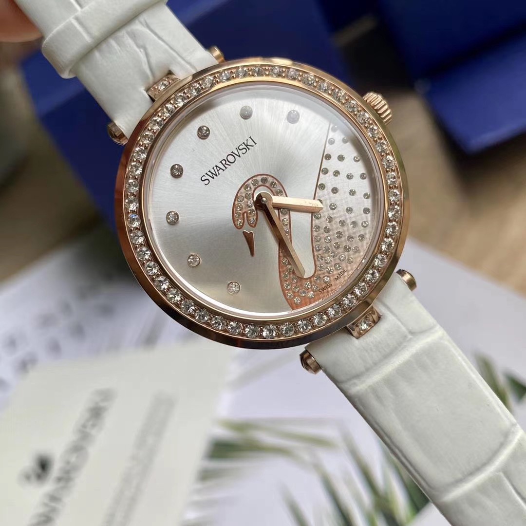 Lacoste 施华洛世奇石英女表，精钢表壳饰以个性化又 的天鹅表面，搭配鳄鱼纹真皮表带 ，表径~34mm，闪耀