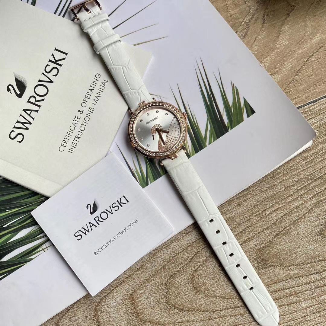 Lacoste 施华洛世奇石英女表，精钢表壳饰以个性化又 的天鹅表面，搭配鳄鱼纹真皮表带 ，表径~34mm，闪耀