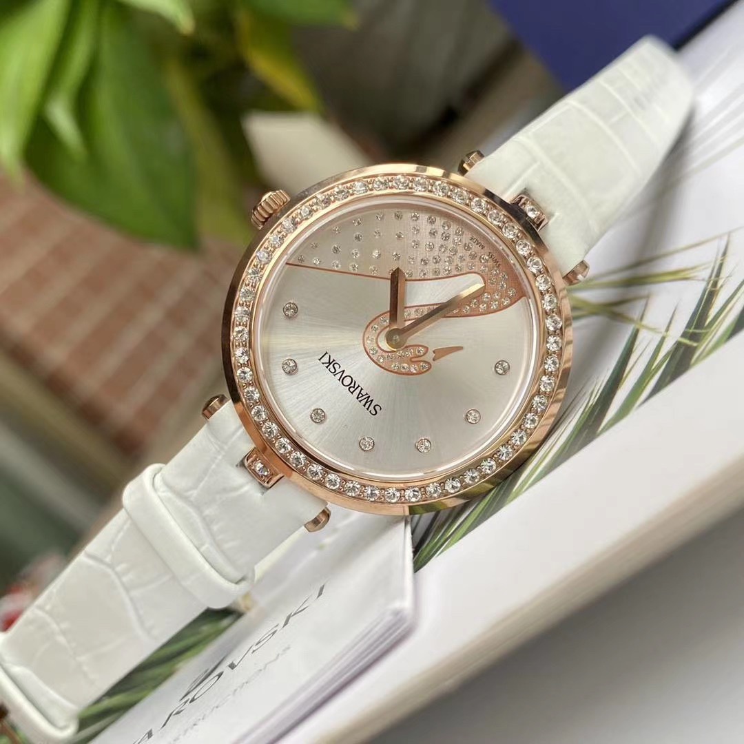 Lacoste 施华洛世奇石英女表，精钢表壳饰以个性化又 的天鹅表面，搭配鳄鱼纹真皮表带 ，表径~34mm，闪耀
