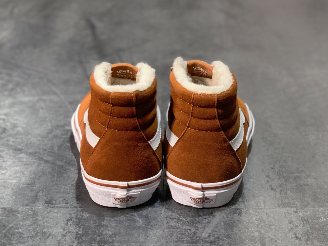 180 Vans 以 Sk8-Hi 作为原型带来一系列主打保暖的内里绒毛鞋款——它们总被人们亲切的称之为“毛毛鞋”