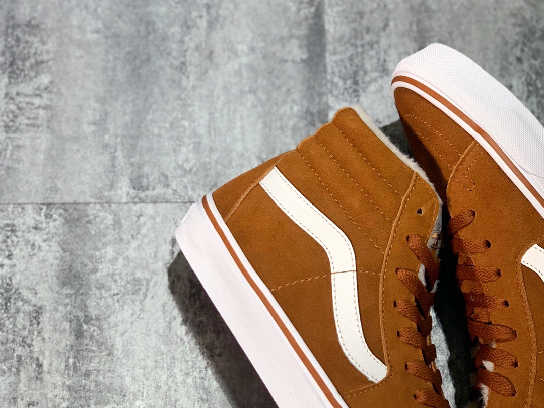180 Vans 以 Sk8-Hi 作为原型带来一系列主打保暖的内里绒毛鞋款——它们总被人们亲切的称之为“毛毛鞋”