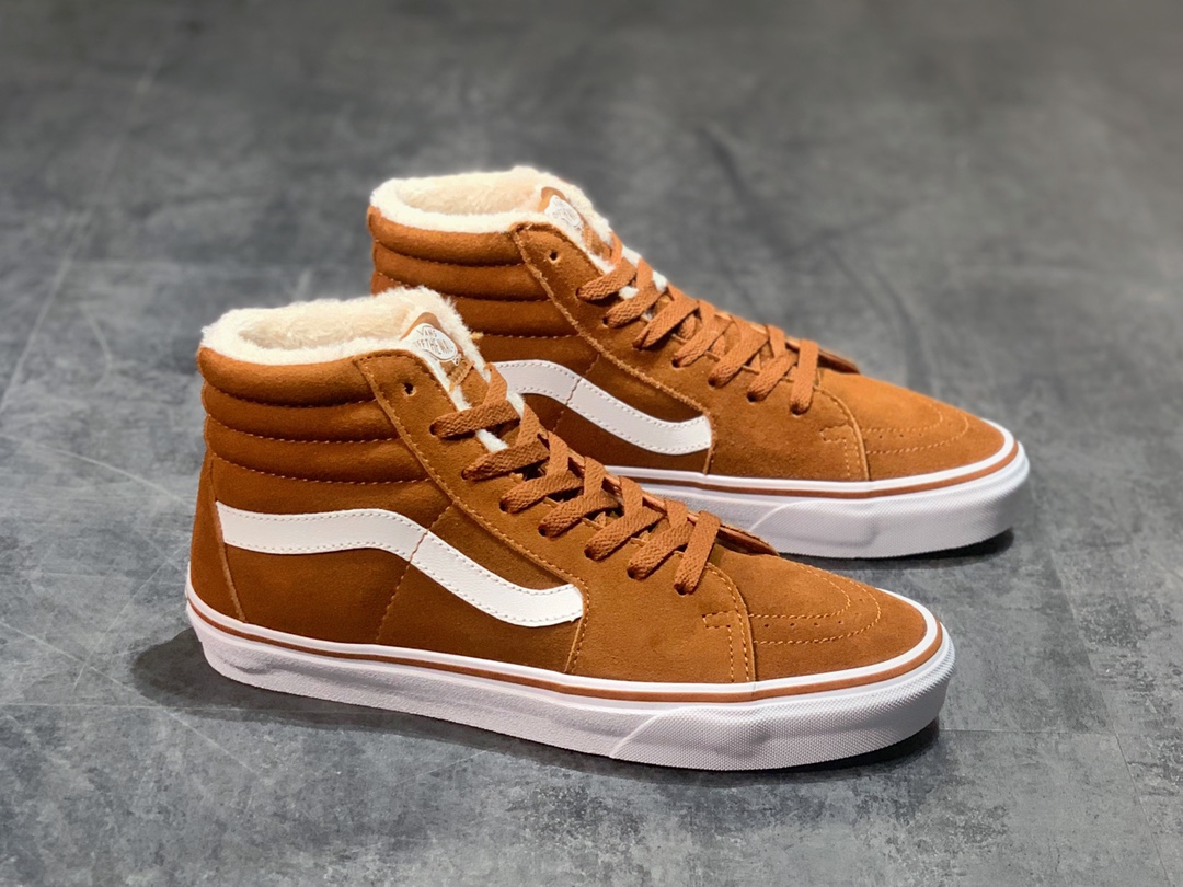 180 Vans 以 Sk8-Hi 作为原型带来一系列主打保暖的内里绒毛鞋款——它们总被人们亲切的称之为“毛毛鞋”