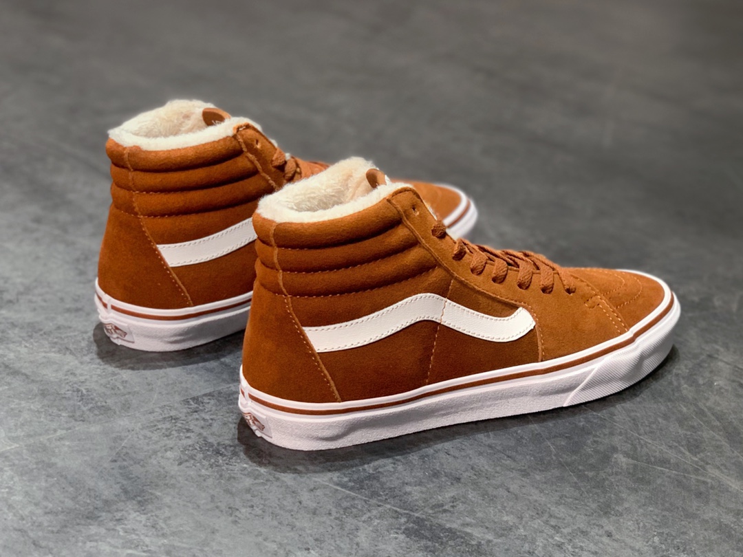 180 Vans 以 Sk8-Hi 作为原型带来一系列主打保暖的内里绒毛鞋款——它们总被人们亲切的称之为“毛毛鞋”