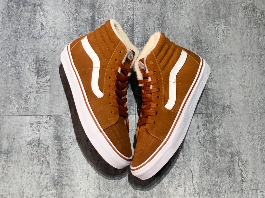 180 Vans 以 Sk8-Hi 作为原型带来一系列主打保暖的内里绒毛鞋款——它们总被人们亲切的称之为“毛毛鞋”