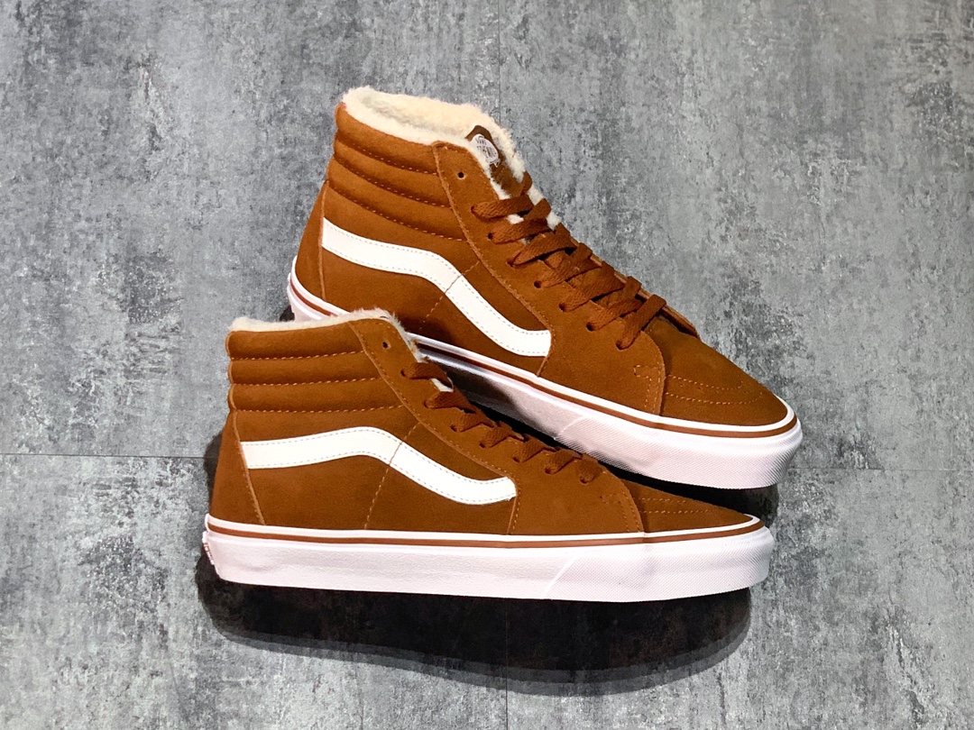 180 Vans 以 Sk8-Hi 作为原型带来一系列主打保暖的内里绒毛鞋款——它们总被人们亲切的称之为“毛毛鞋”