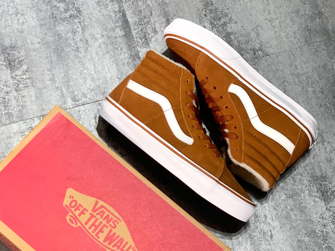 180 Vans 以 Sk8-Hi 作为原型带来一系列主打保暖的内里绒毛鞋款——它们总被人们亲切的称之为“毛毛鞋”