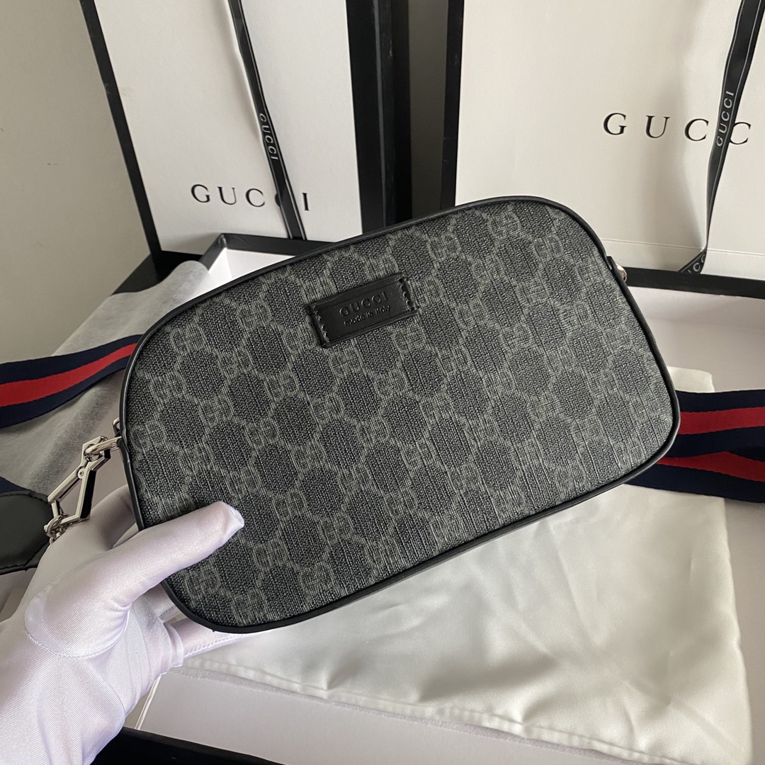 实拍#💰150

型号：574886克
尺寸：24.5x15x7cm

GUCCI gg black系列斜背相机包
采用柔软的高级PVC防水料精心打造！
简约设计与品牌经典标志性红绿织带融合。