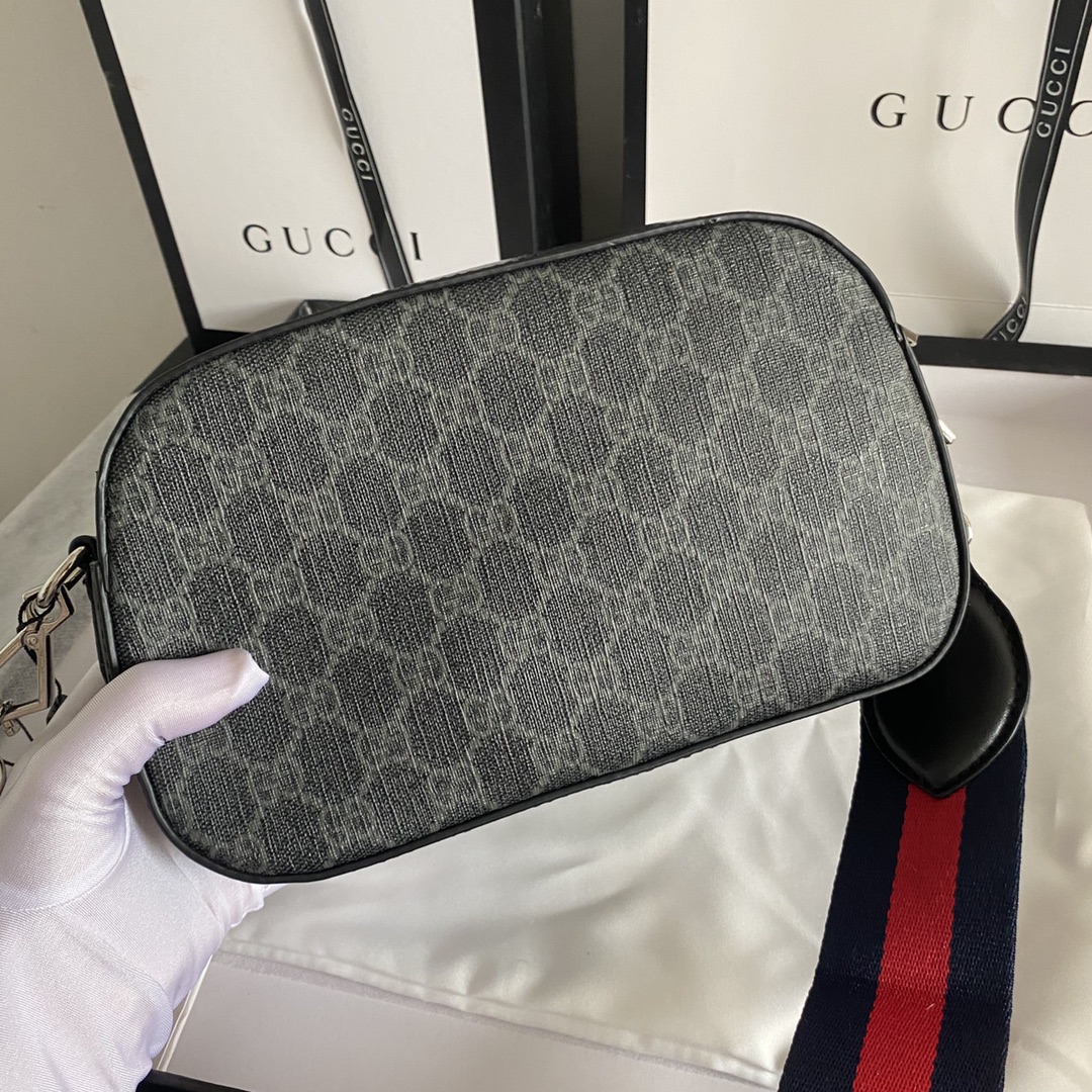 实拍#💰150

型号：574886克
尺寸：24.5x15x7cm

GUCCI gg black系列斜背相机包
采用柔软的高级PVC防水料精心打造！
简约设计与品牌经典标志性红绿织带融合。