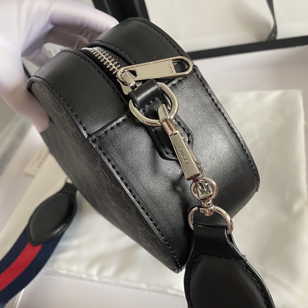 实拍#💰150

型号：574886克
尺寸：24.5x15x7cm

GUCCI gg black系列斜背相机包
采用柔软的高级PVC防水料精心打造！
简约设计与品牌经典标志性红绿织带融合。