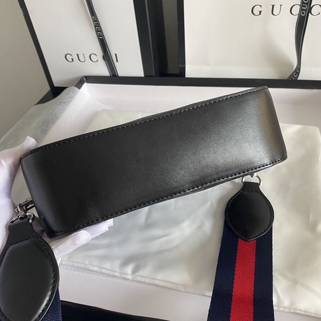 实拍#💰150

型号：574886克
尺寸：24.5x15x7cm

GUCCI gg black系列斜背相机包
采用柔软的高级PVC防水料精心打造！
简约设计与品牌经典标志性红绿织带融合。