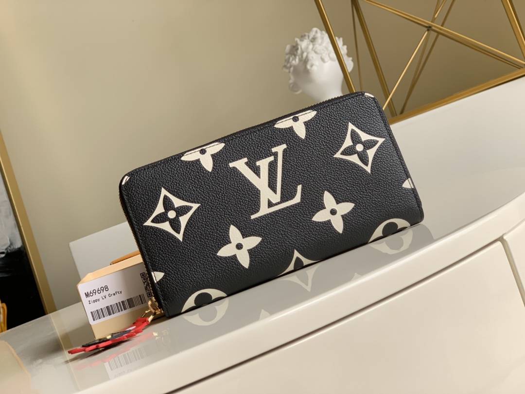 NO:396323,【Exclusive real shot M69698】zippy wallets are updated in line with the 'LV Crafty' series products, which unfold icon props on Pretapelte, jewelry and leather goods. The design inspired by graphic effects and craftsmanship techniques is its charm. The black and cream monogram patterns boldly printed on single angel leather exudes its own personality. The colorful handles with distinctive round zippers are the details that draw inspiration from the crafts. Size: 19.5 x 10.5 x 2.5 cm B.,LV [original leather],louis vuitton,wallets19860909【独家实拍M69698】zippy钱包”与“LV克拉夫蒂”系列产品相适应地更新,该系列产品在Pretapelte、饰品和皮革商品上展开了图标的道具.从图形效果和手工艺技术中获得灵感的设计是其魅力所在.大胆印在单克安特尔皮革上的黑色和奶油色的单克图案散发出了自己的个性.突出带有特色圆形拉链的五颜六色的拉手,是从工艺品中汲取灵感的细节.尺寸: 19.5 x 10.5 x 2.5 cm B.,LV【原厂皮】,louis vuitton,wallets,Bag