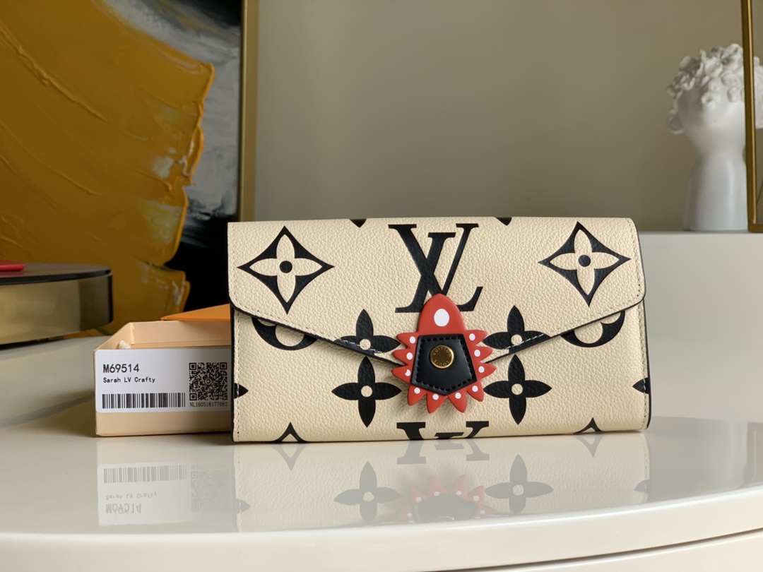 NO:396322,【Exclusive real shot M69514】Reinterpreted as one of the special editions of 'LV Crafty' unfolded by Pretaporte. On the cream-colored single-great implant leather, the printed black single-gre giant pattern is highlighted. The snap-style snaps decorated on Envelop flaps are decorated with colorful fine embellishments reminiscent of crafts. Dimensions: 19.0 x 10.0 x 2.0 cm B.,LV [original leather],louis vuitton19860909【独家实拍M69514】被重新诠释为首饰、皮革商品、Pretaporte展开的“LV克拉夫蒂”特别版之一的“波尔托福伊·萨拉”.在乳霜颜色的单克植入物皮革上,突出显示黑色的单克巨人图案的印花.装饰在Envelop型襟翼上的卡扣风格的卡扣,以令人联想到工艺品的五颜六色的细节点缀.尺寸: 19.0 x 10.0 x 2.0 cm B.,LV【原厂皮】,louis vuitton,Bag