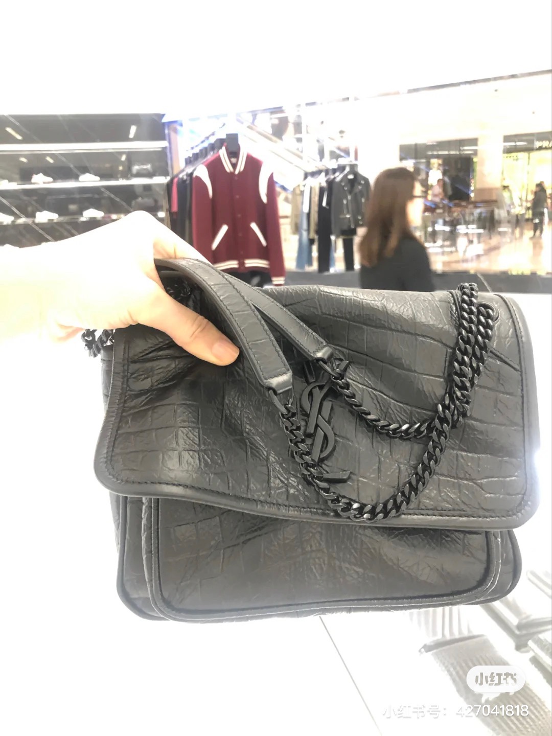 YSL 𝐍𝐢𝐤𝐢 22𝐜𝐦 邮差包 533037鳄鱼纹黑色/黑链