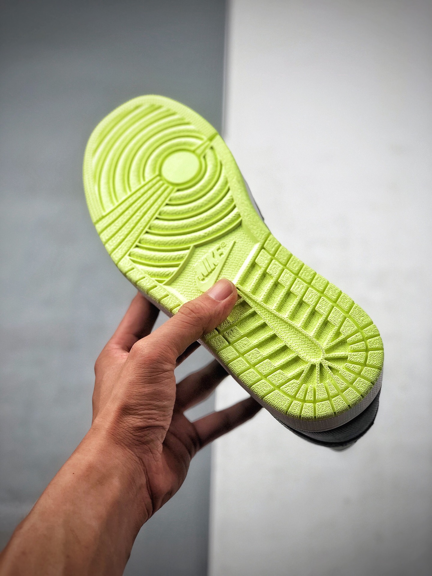 240 Air Jordan 1 Mid 黑绿红 AJ1/ 乔1 中邦CV5276-003