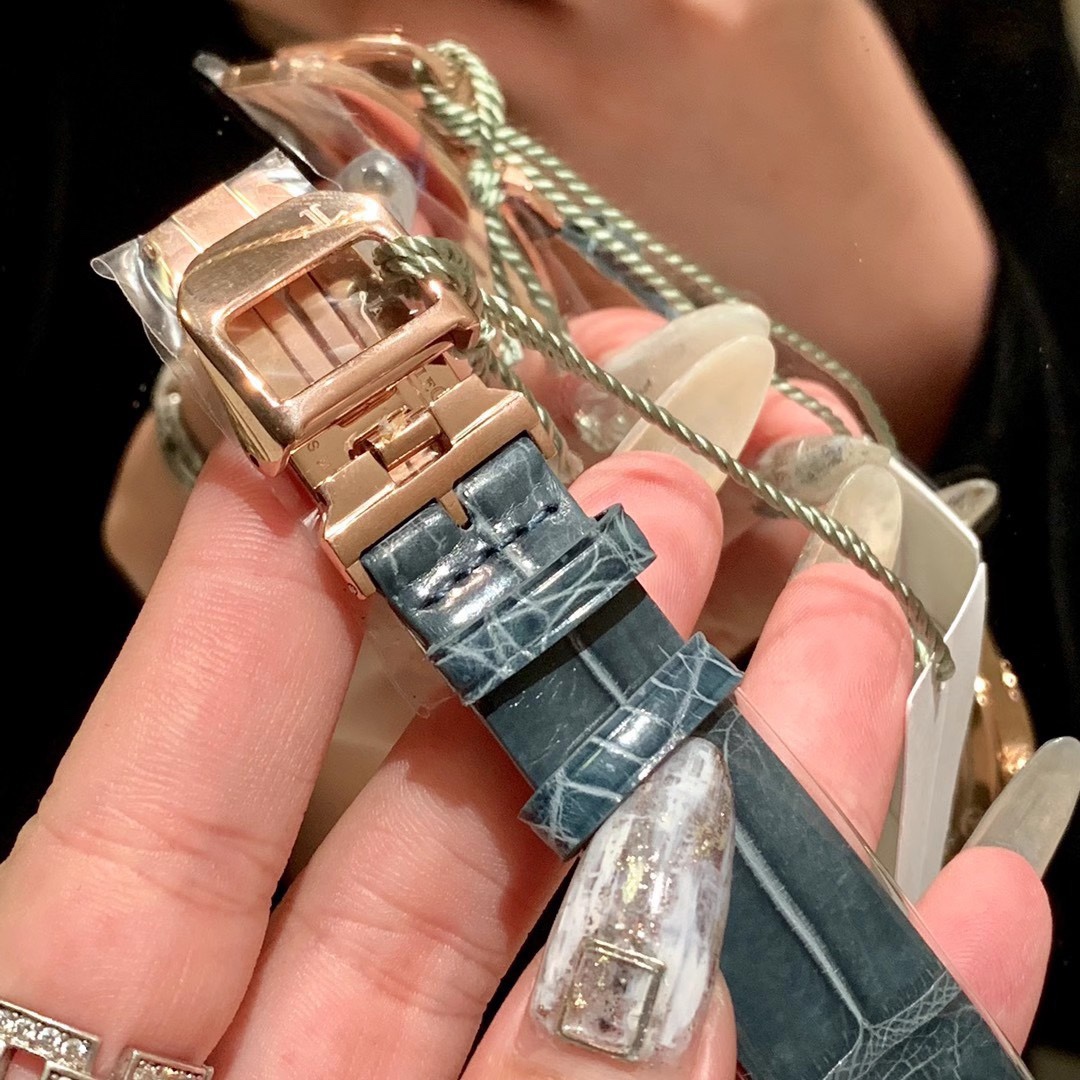 Lacoste 针：进口烤蓝色针表带： 美洲鳄鱼皮表带 尺寸：直径34mm，厚度8.5mm
