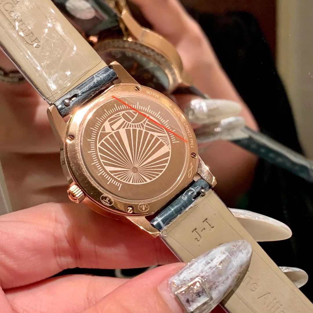 Lacoste 针：进口烤蓝色针表带： 美洲鳄鱼皮表带 尺寸：直径34mm，厚度8.5mm