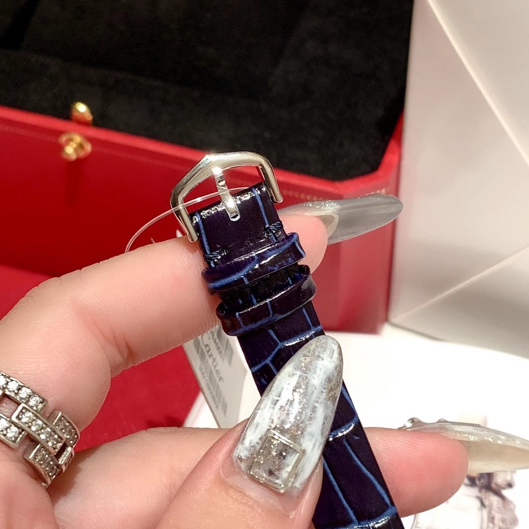 Cartier 卡地亚 之作 Baignoire浴缸系列腕表 拥有完美椭圆线条及雅致细致细腻外型的 Baignoire 腕表