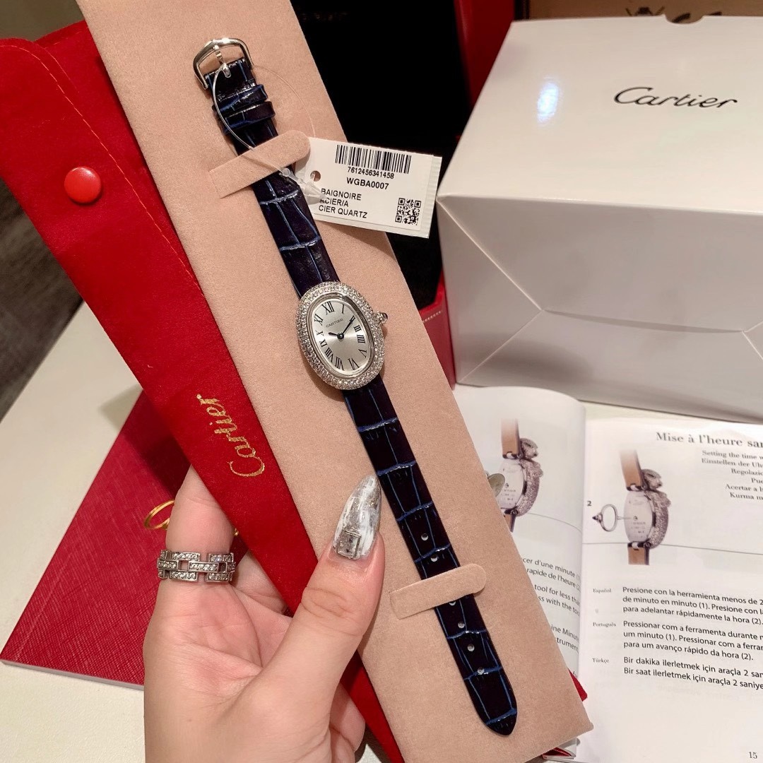 Cartier 卡地亚 之作 Baignoire浴缸系列腕表 拥有完美椭圆线条及雅致细致细腻外型的 Baignoire 腕表