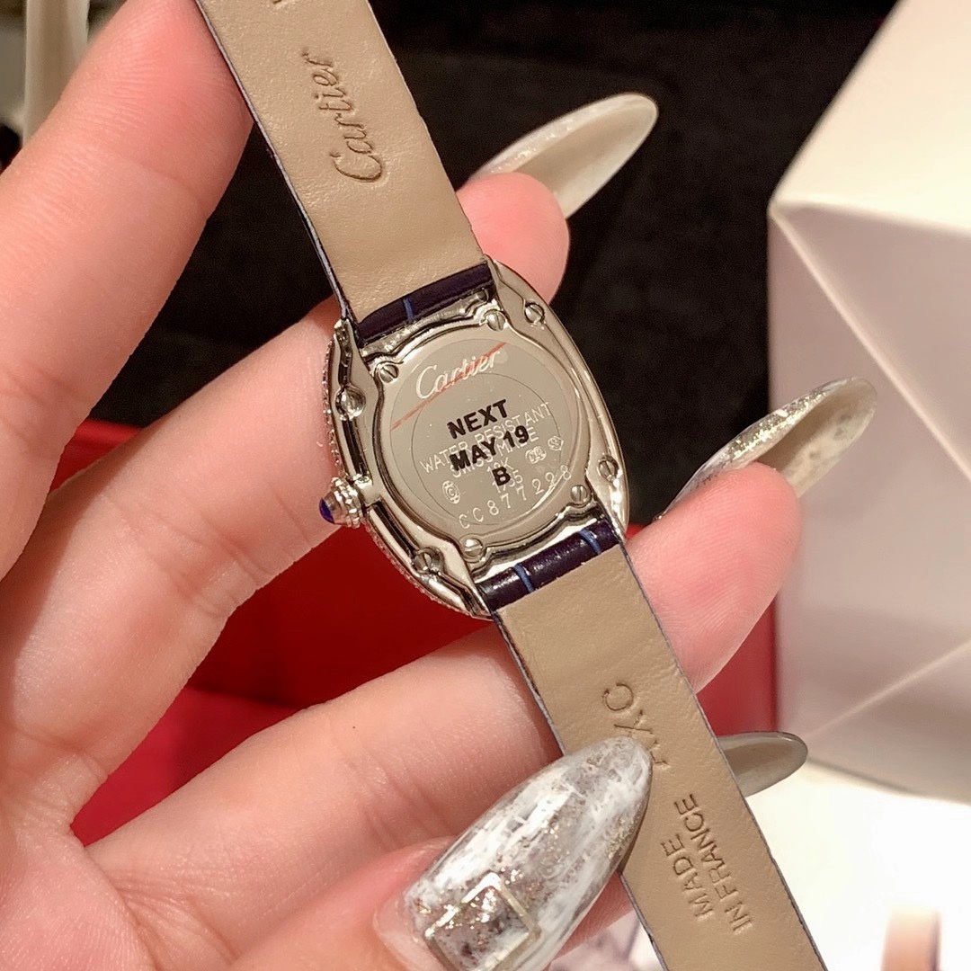 Cartier 卡地亚 之作 Baignoire浴缸系列腕表 拥有完美椭圆线条及雅致细致细腻外型的 Baignoire 腕表