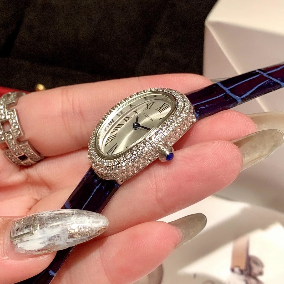 Cartier 卡地亚 之作 Baignoire浴缸系列腕表 拥有完美椭圆线条及雅致细致细腻外型的 Baignoire 腕表