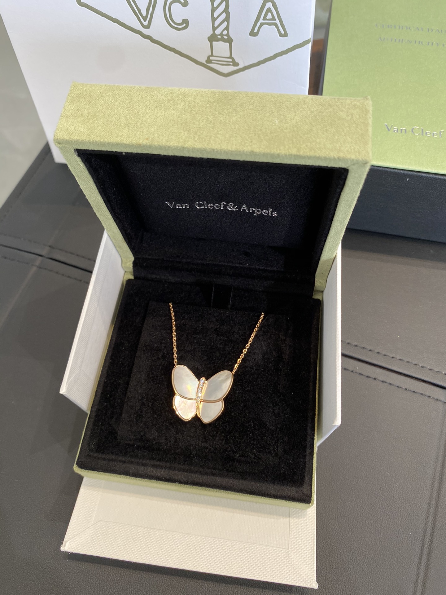NO:634503,88280, vca large butterfly necklace, fairy-like and elegant. This one is also exquisitely carved. It is so exquisite that the mother-of-pearl can be paired one by one to minimize the gaps!  The polished core in the middle is topped with hand-set diamonds, which complement each other with the illusion of mother-of-pearl. This is how the sense of luxury comes. The diamonds are imported silicon-titanium first-grade diamonds, which will not fall off or become foggy after being used for a long time. Customized sterling silver jewelry is very cost-effective. The appearance must be exquisite to wear it with more confidence. Necklace, pure silver, Cardia high-end jewelry1986090988280,vca大蝴蝶项链,仙气飘飘,贵气逼人这款也是是精雕的哦,太精致了贝母一对一配拖,最大限度减少缝隙！中间这颗抛光后的芯,上面是手镶的钻石,和贝母的幻彩相得益彰,互相衬托,高级感就是这么来的钻石是进口硅钛料一级钻,用久了不掉石不发雾.纯银定制的珠宝,性价比是很高的,品相一定要精致戴起来才会更有自信,,necklace,pure silver,卡迪亚高端饰品,Jewelry