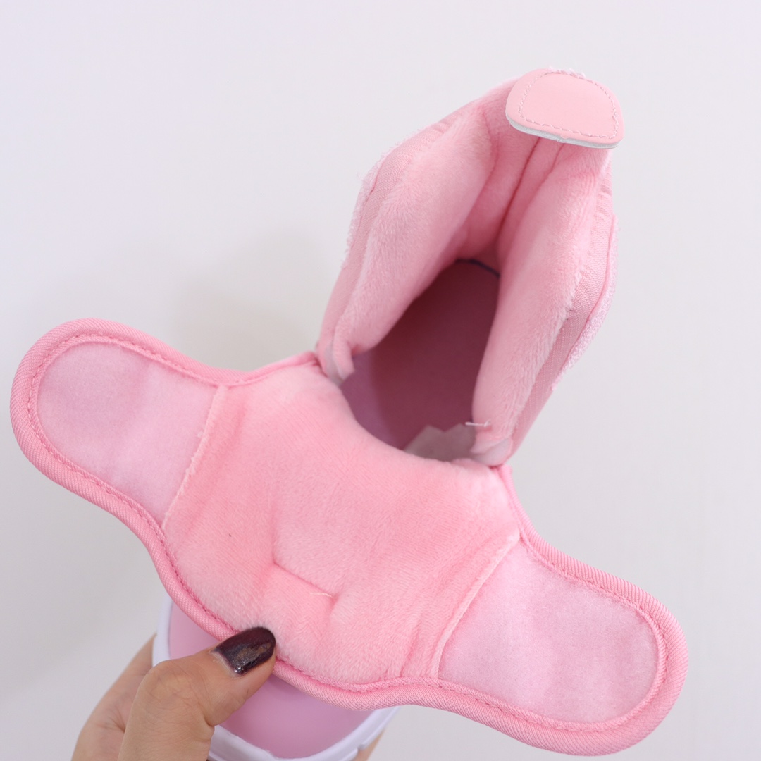 图片[5]-ＮＫ儿童雪地靴 专G版最新款高帮加绒棉靴🔥厚厚的绒保暖舒适✔️加上大大的魔术贴超级方便打开自行穿脱.而且不怕压脚，整个脚都是舒适的在里面，底非常轻非常软.一款超级棒的棉靴👍-选品中心