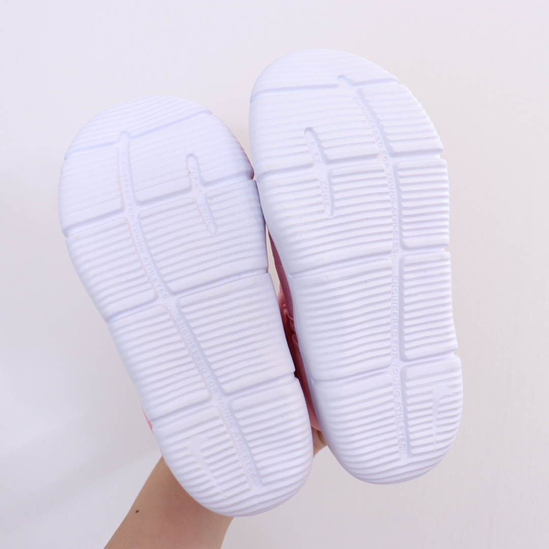 图片[9]-ＮＫ儿童雪地靴 专G版最新款高帮加绒棉靴🔥厚厚的绒保暖舒适✔️加上大大的魔术贴超级方便打开自行穿脱.而且不怕压脚，整个脚都是舒适的在里面，底非常轻非常软.一款超级棒的棉靴👍-选品中心