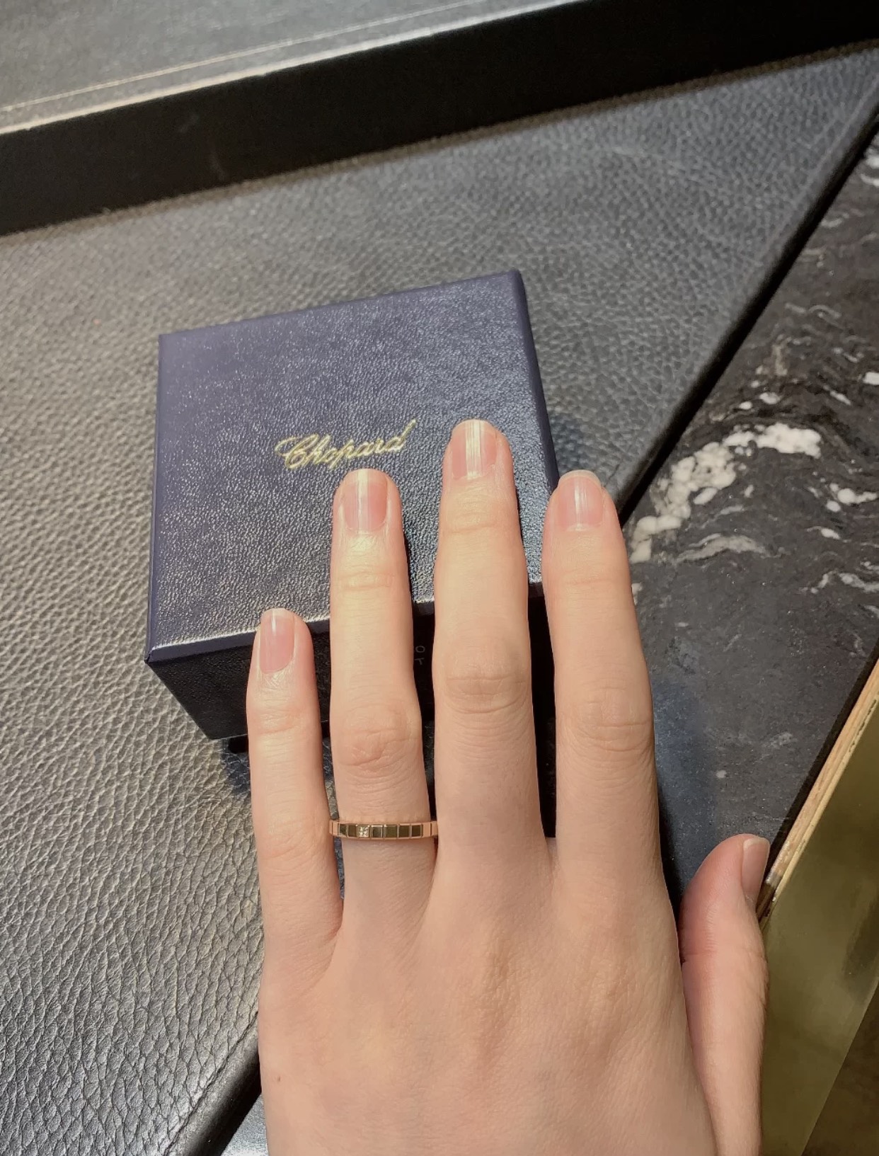 NO:632386,Ice cube ring hands-on picture for reference, white gold is clean and easy to maintain, rose gold is high-end and gentle, each color is exquisite ~ different from the honeycomb ring, this one is cool, more neutral, more in line with the modern interpretation of the role of independent women, 'be a lady and remain independent'. A tasteful ring, highly recommended to everyone ~, ring, Cardia high-end jewelry19860909冰块戒指上手图参考,白金色干净好保养,玫瑰金高级温柔,每个配色都很精致～和蜂巢戒指不同,这款酷酷的,比较中性化,更符合现代对独立女性的角色的诠释,“成为淑女,并保持独立”. 有品味的一款戒指,非常推荐给大家～,,ring,卡迪亚高端饰品,Jewelry