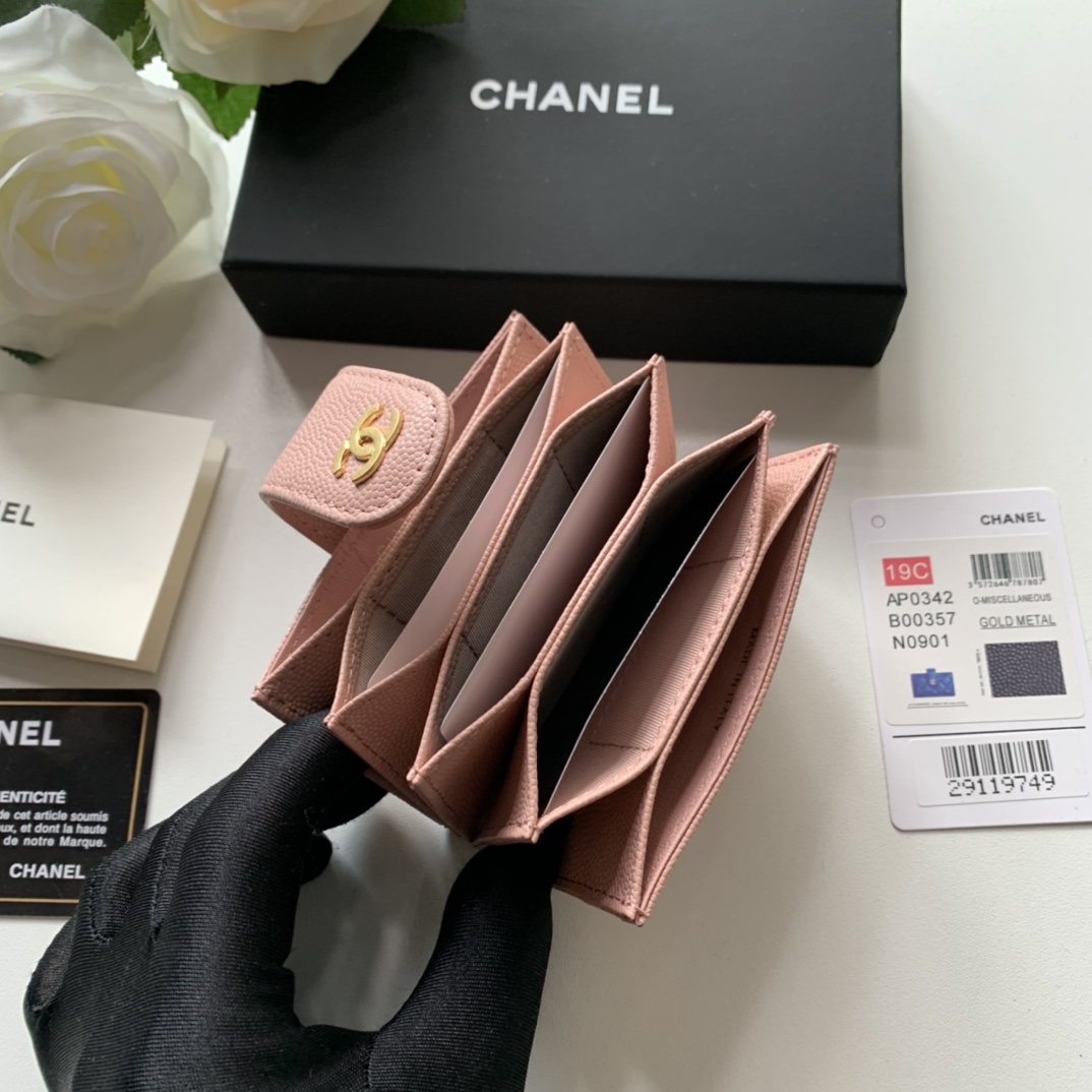 Chanel 小香风琴卡包 这款卡包与普通卡包不同 一个风琴设计 可以很轻易的就看到每一张卡并且不用费力抠出来