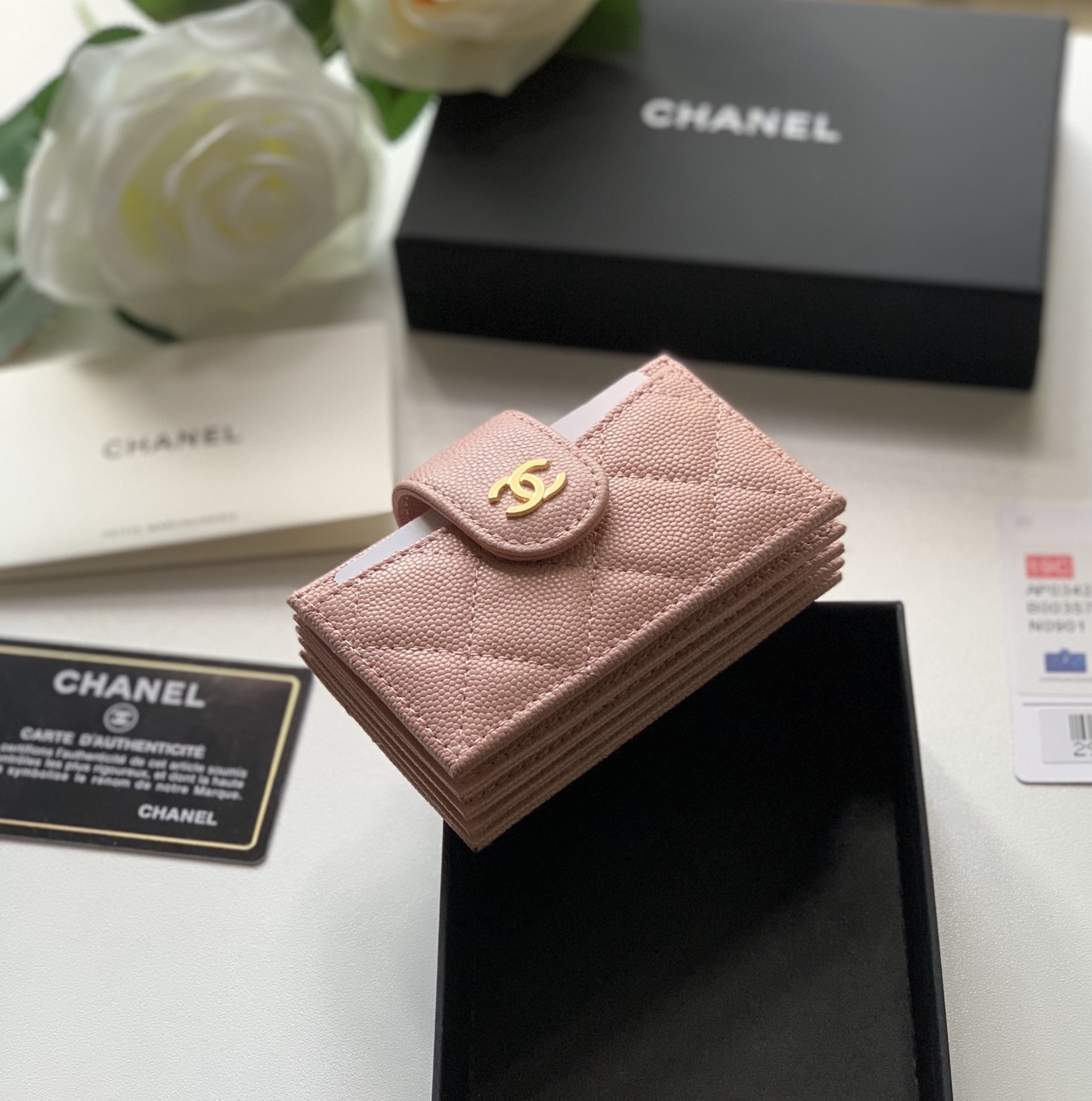 Chanel 小香风琴卡包 这款卡包与普通卡包不同 一个风琴设计 可以很轻易的就看到每一张卡并且不用费力抠出来
