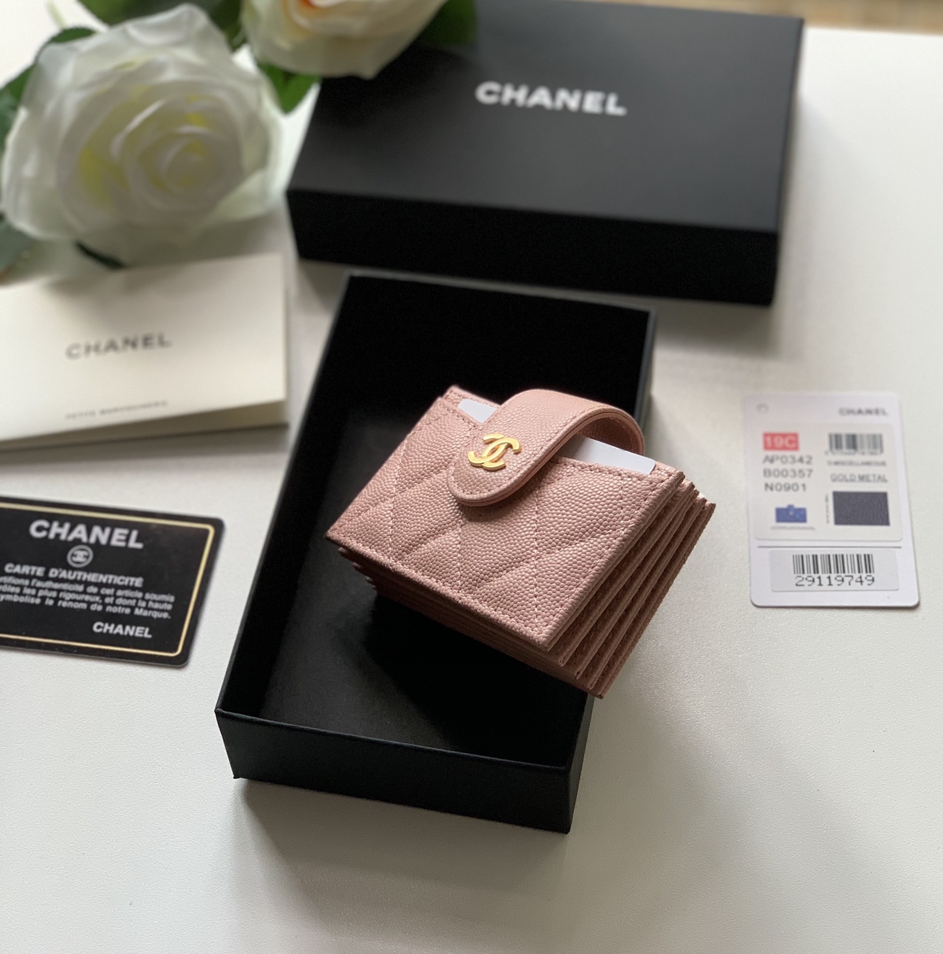 Chanel 小香风琴卡包 这款卡包与普通卡包不同 一个风琴设计 可以很轻易的就看到每一张卡并且不用费力抠出来